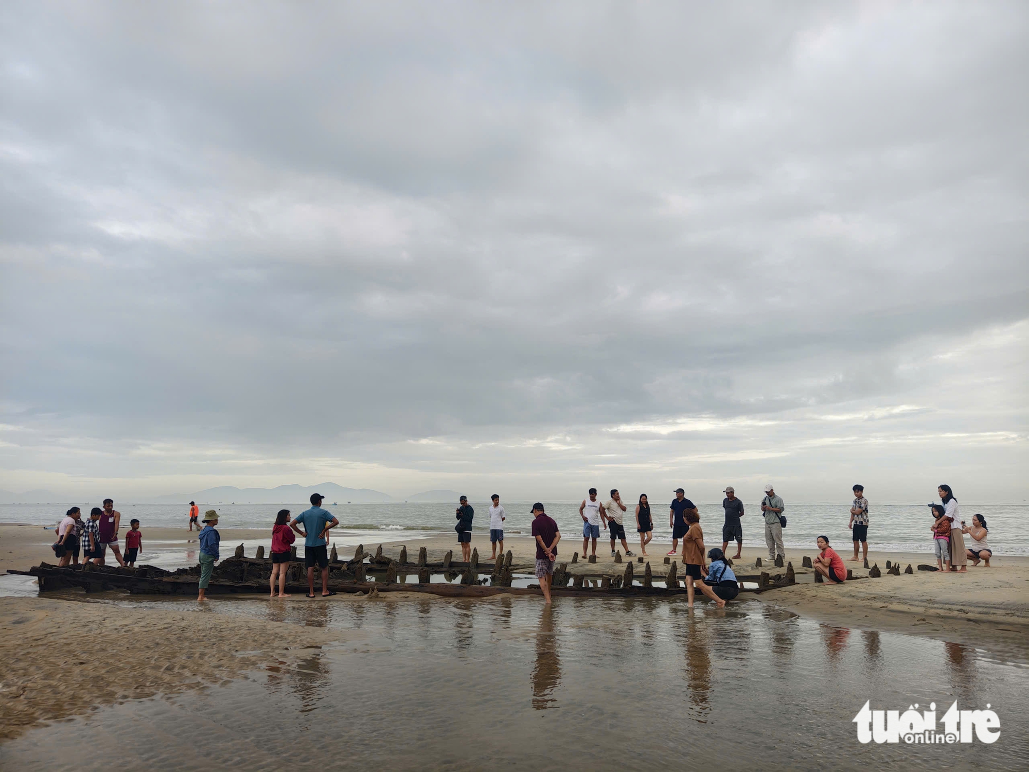 会安海滩古船浮出水面，民众清晨蜂拥而至，这艘船的来历如何？