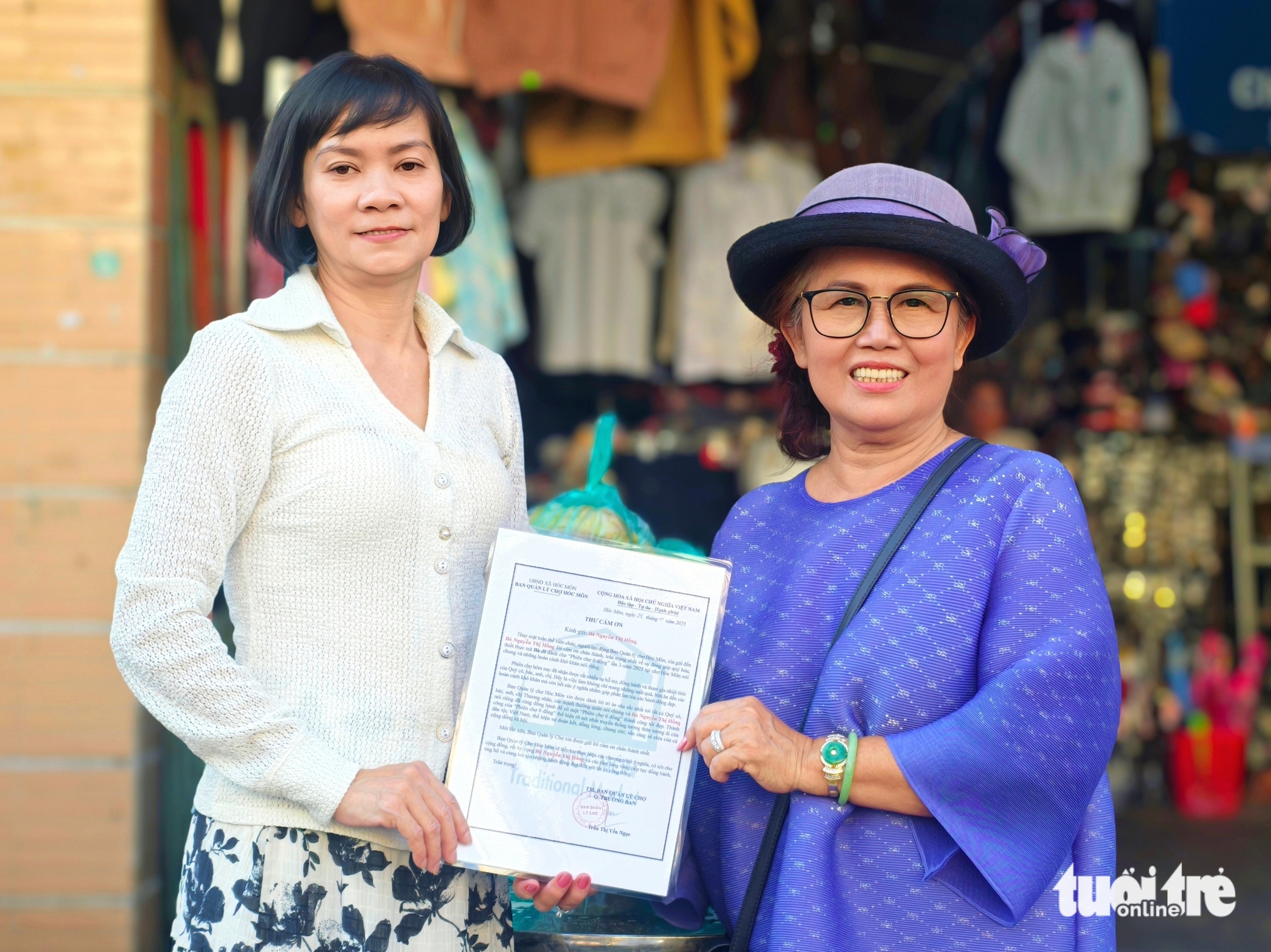 霍门市场前的0盾集市：赠送1300份礼物