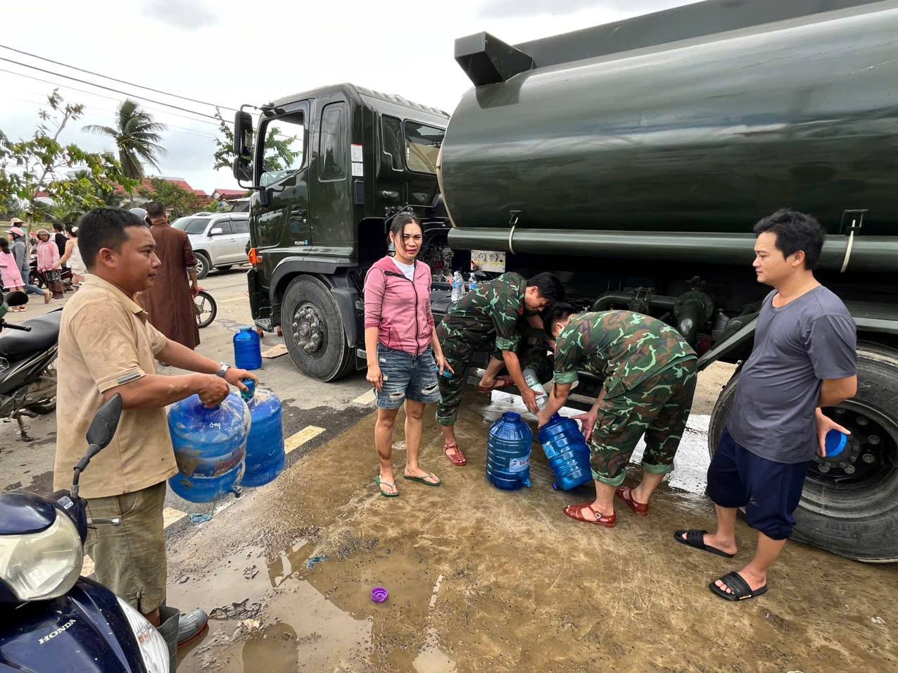 军队将运水车开进庆和、嘉莱洪水区为民众提供清洁水