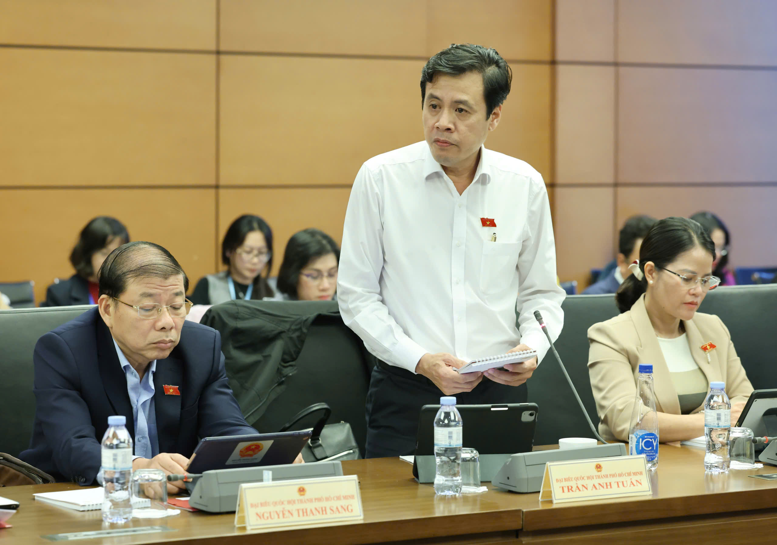 胡志明市市委书记陈留光：法律必须创造动力，人们读完兴奋地想行动