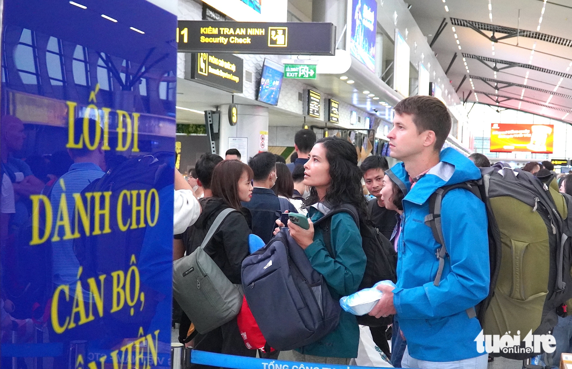 数千乘客在岘港机场因10号台风导致多趟航班延误而等待