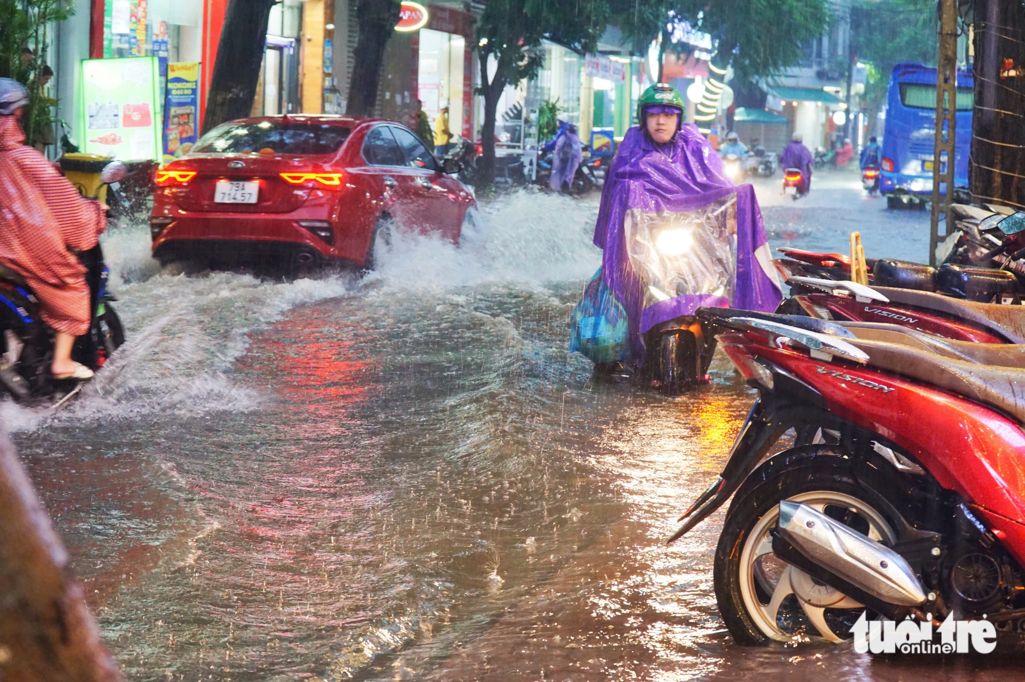 芽庄海滨街道淹没在'雨海'中，车辆拥堵