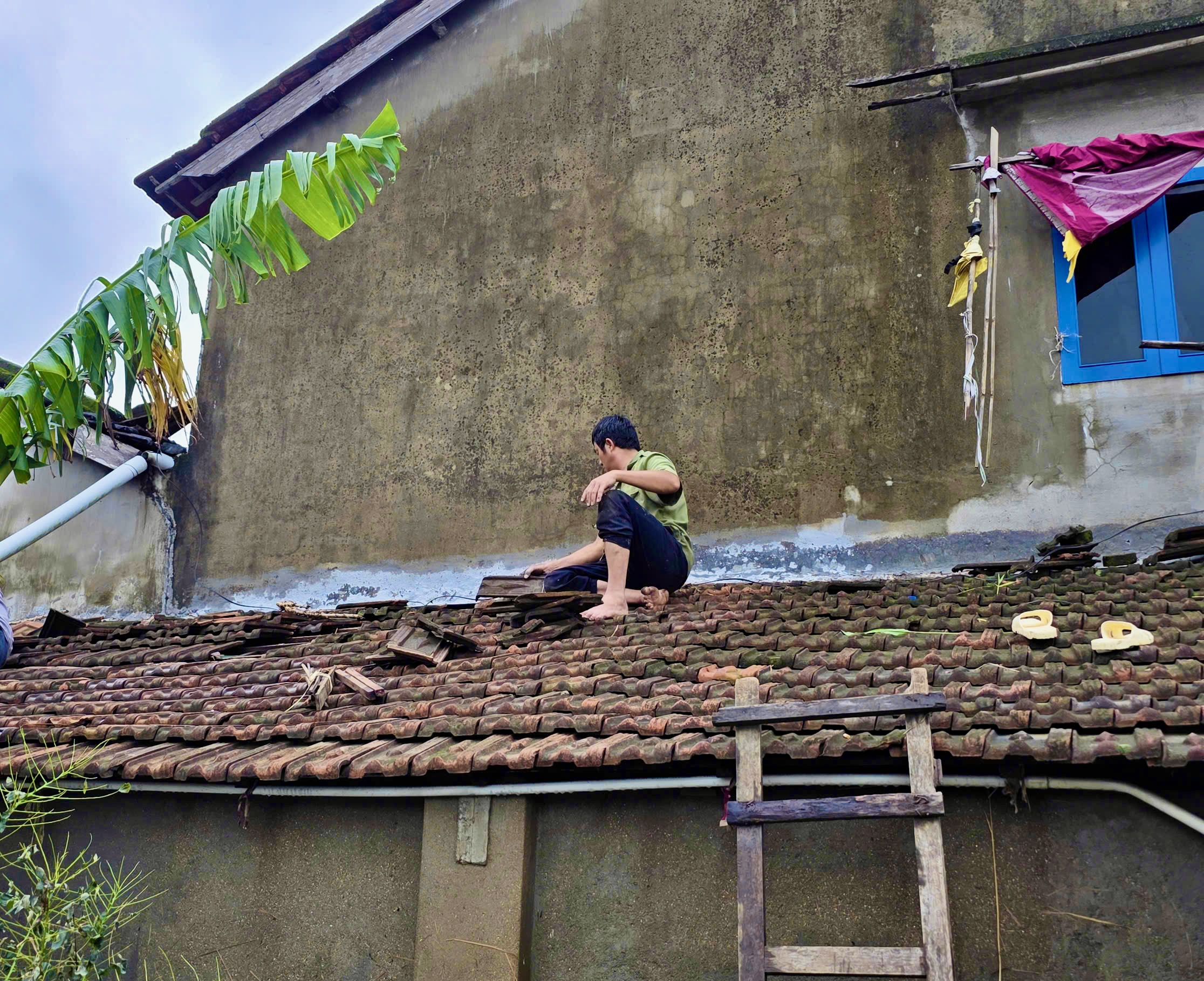 和盛乡洪水灾民新屋倒塌 正忙着修复 又担心台风来临