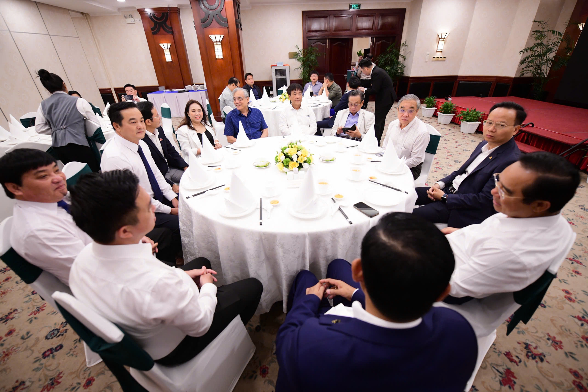 胡志明市人民委员会主席与专家共进早餐：期待“越南鸟群”与全球“雄鹰”并肩
