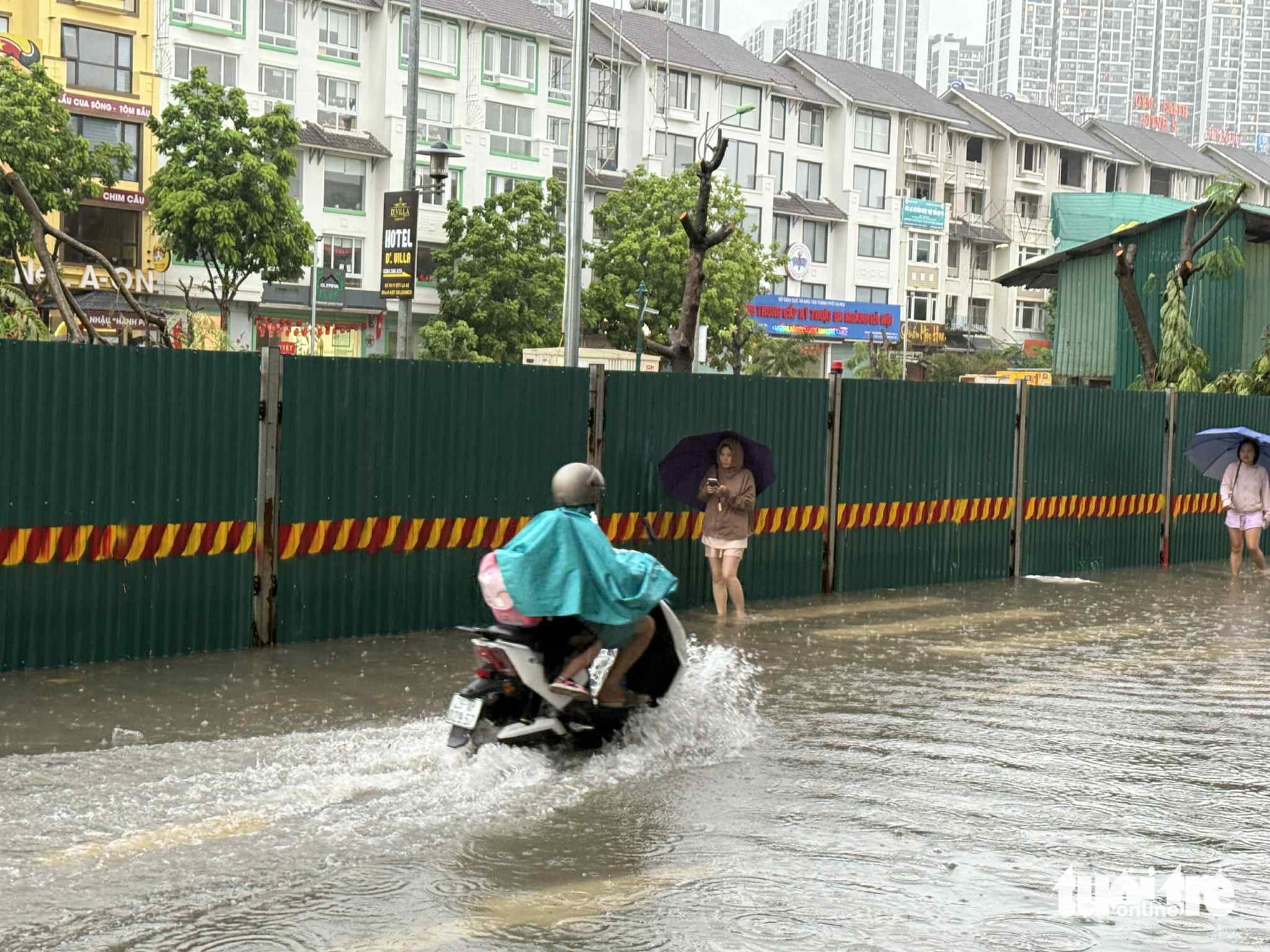 整夜大雨，今天早上河内多条道路开始积水