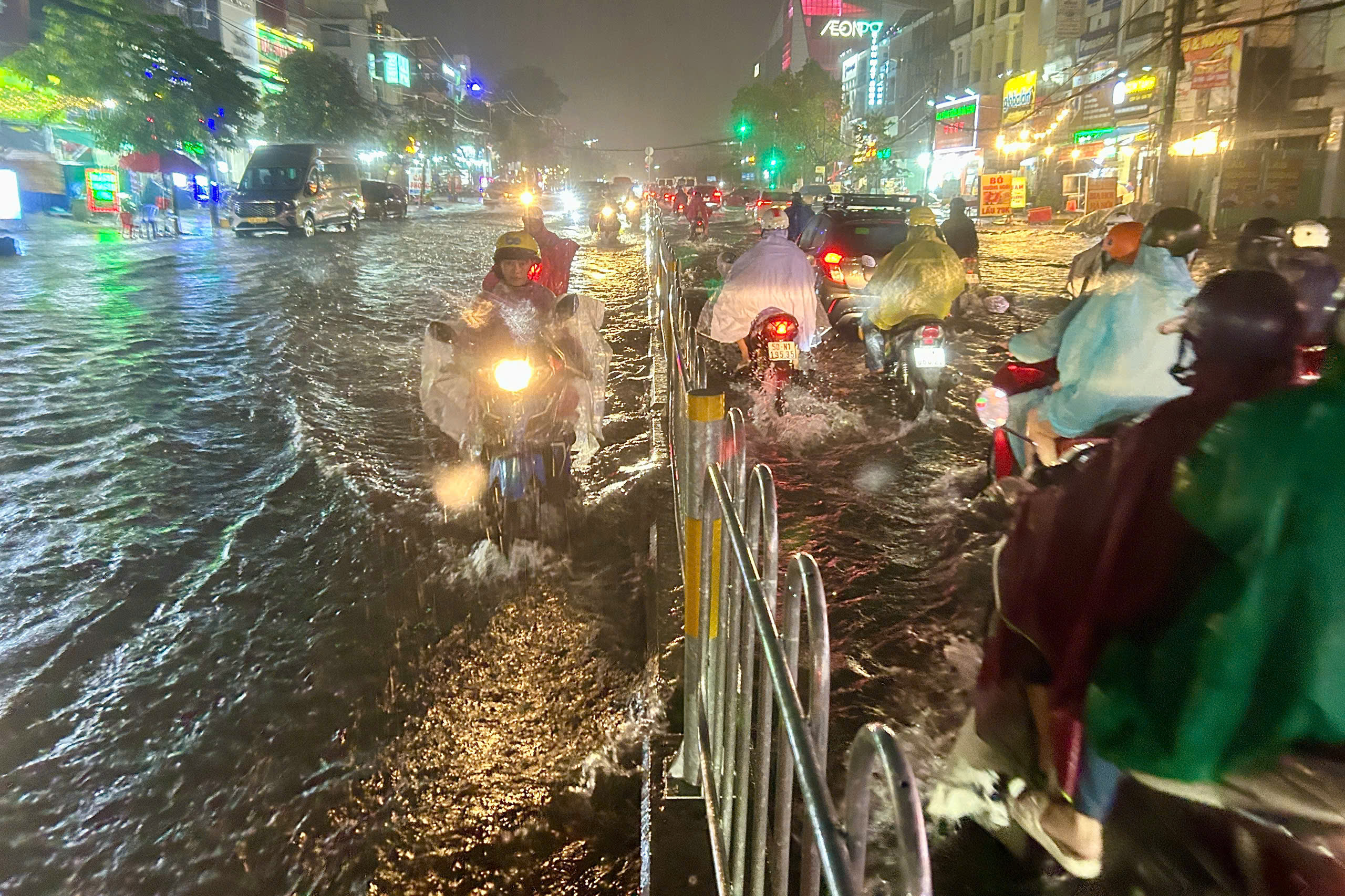 大雨近两小时，胡志明市西部多条道路深积水，车辆大规模熄火