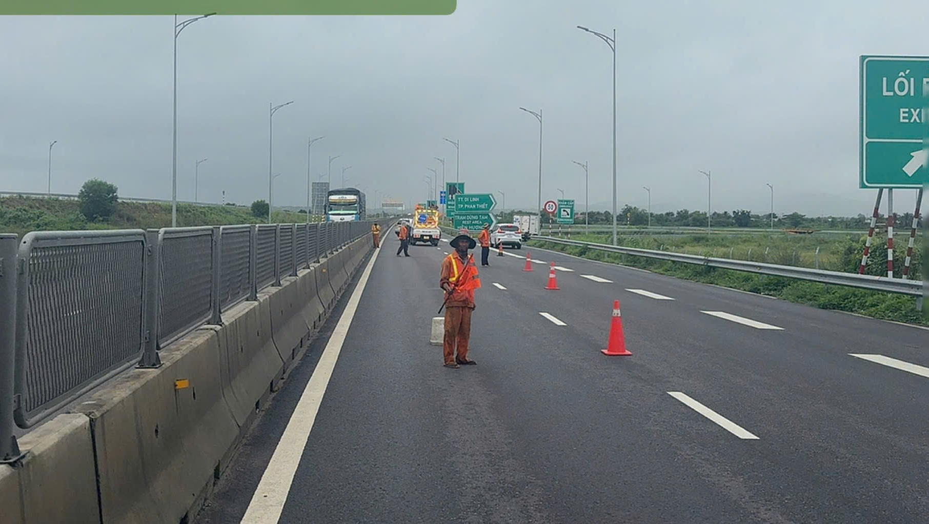大雨导致永好-潘切高速公路被淹，道路封闭