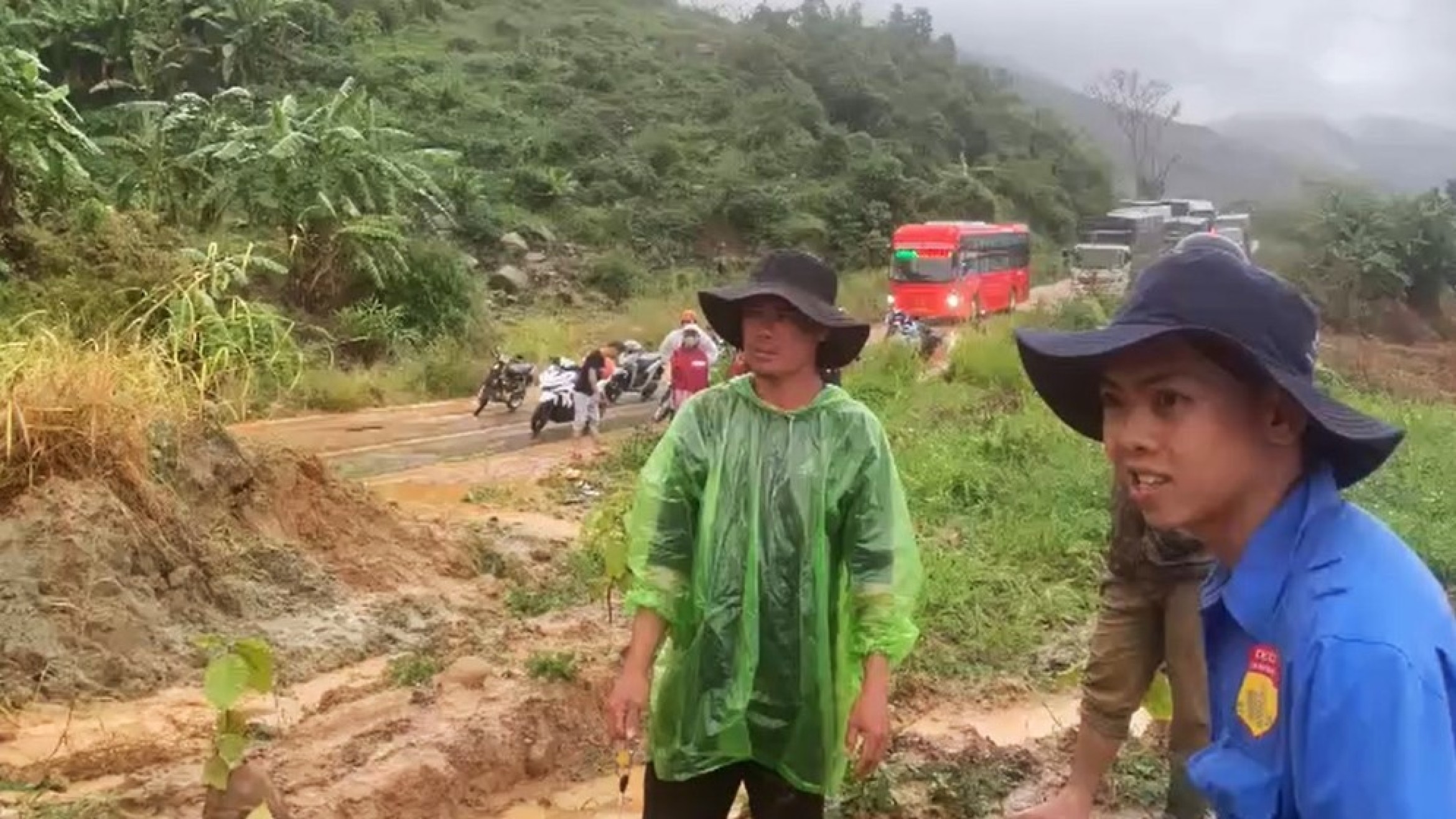 连接美奈与达乐的道路因大宁山口滑坡导致拥堵