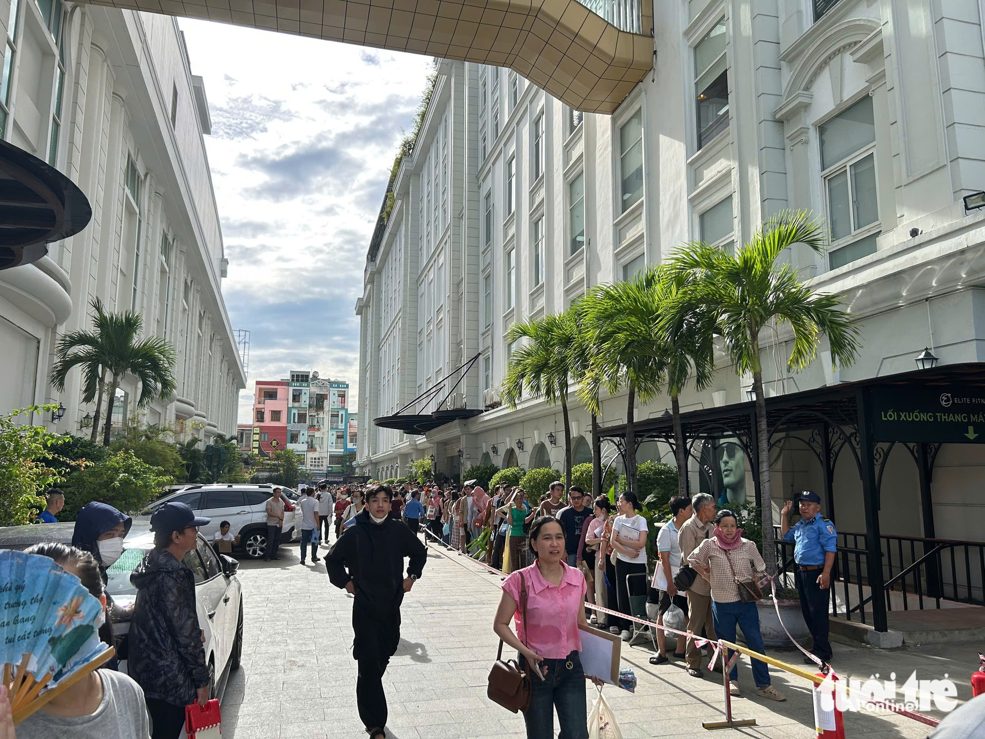 数千人整夜拥挤购买岘港的社会住房