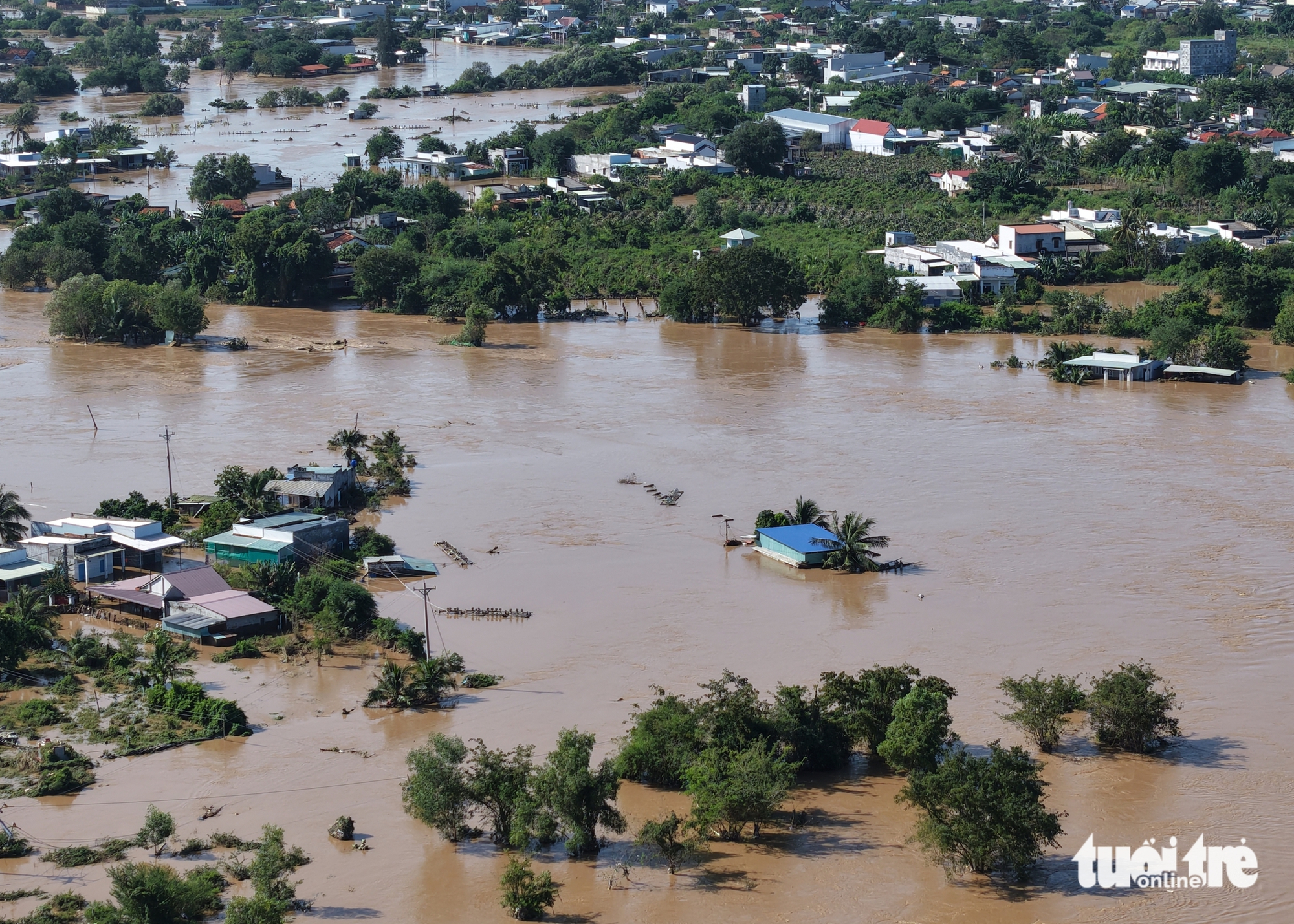 平顺旧区多地仍被洪水深淹