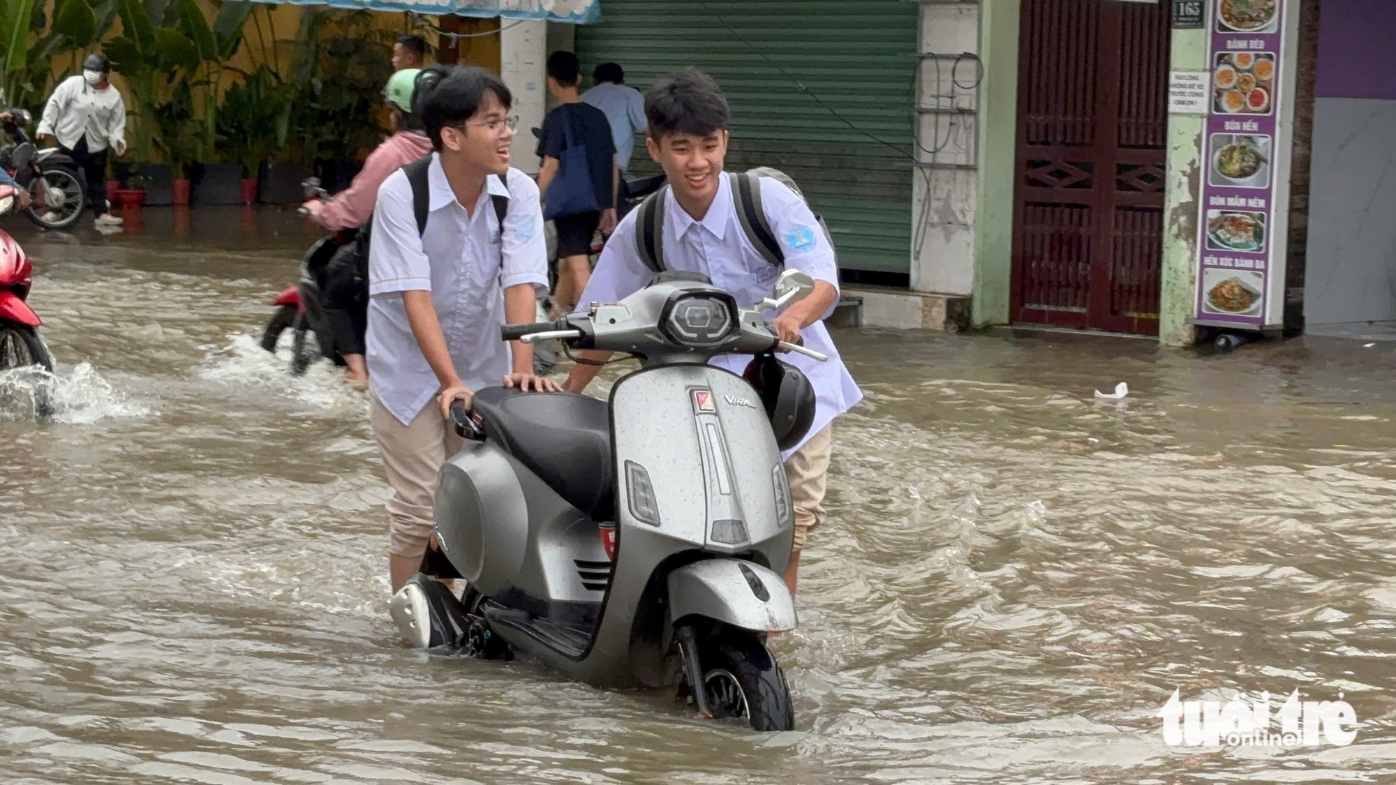 潮汐越过Thanh Đa的屏障，在Hiệp Phước淹没半辆车