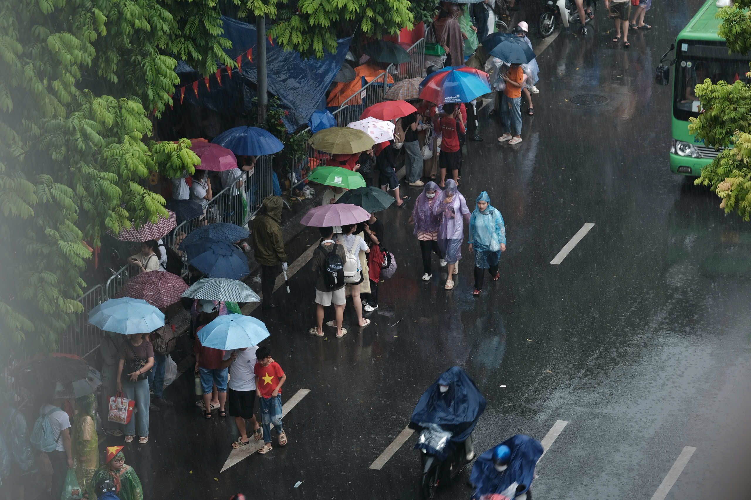 今天9月9日的天气：南部降雨减少但仍有大雨，北部有暴雨