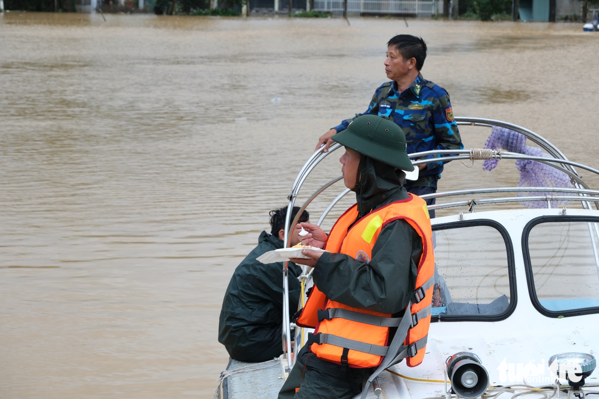 在洪水中浸泡两天后，庆和省延庆县国道1号沿线的1000户居民被疏散