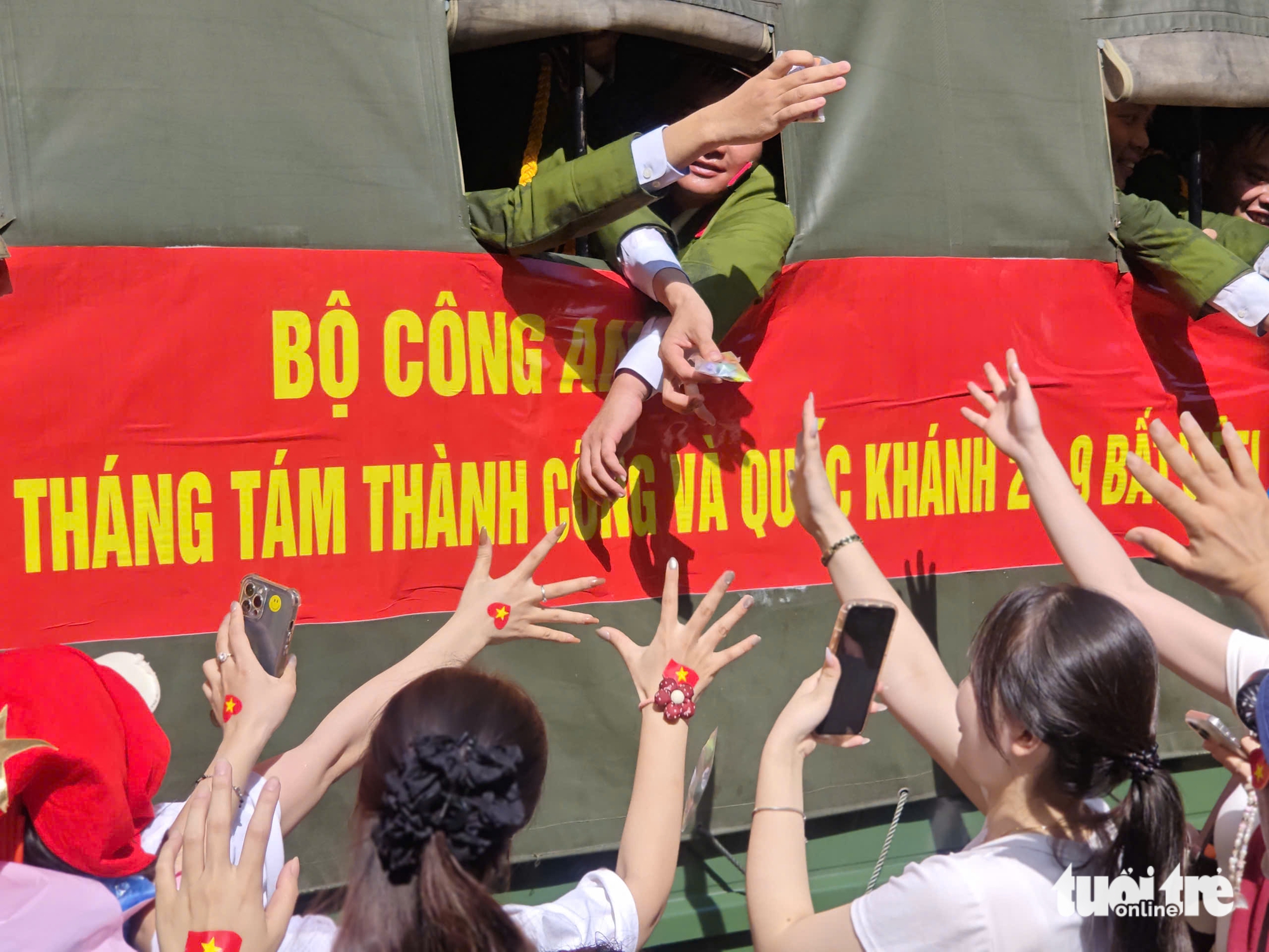 阅兵队伍在人民的欢呼声中行进