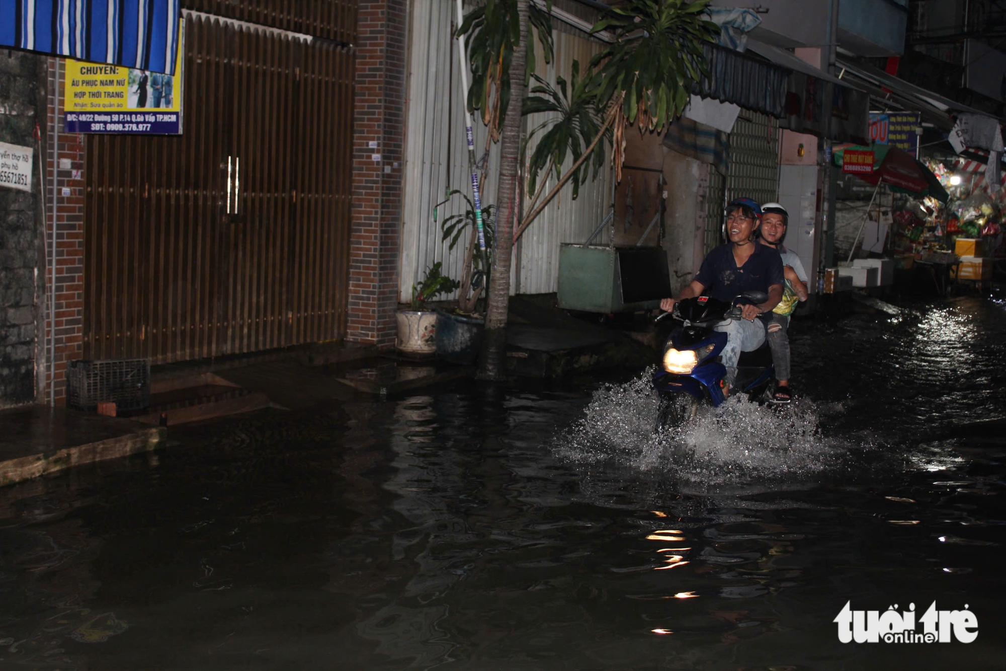尽管雨已停很久，居民仍在积水中跋涉