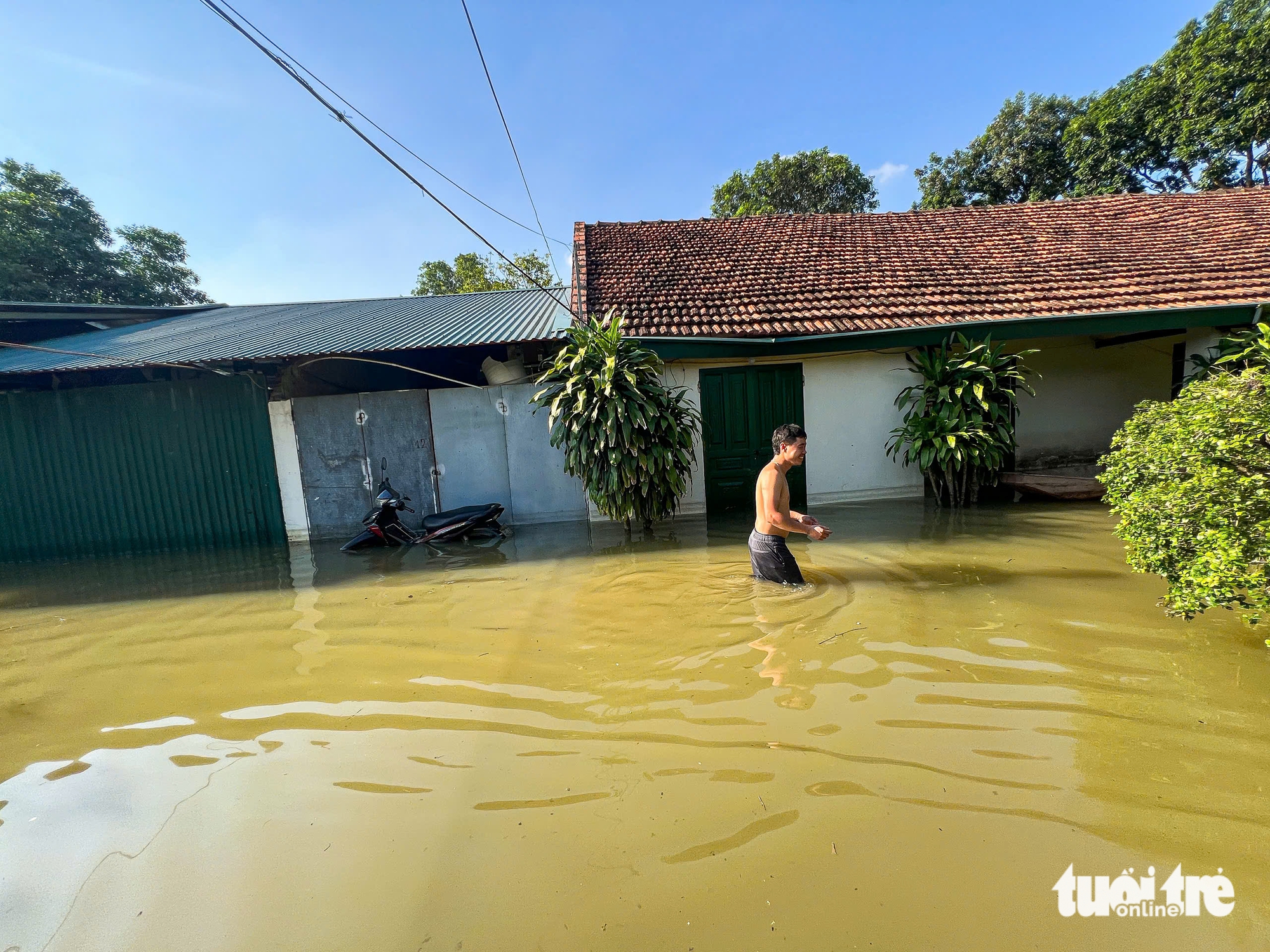 大雨过后4天，河内日江居民仍需涉水齐腰深