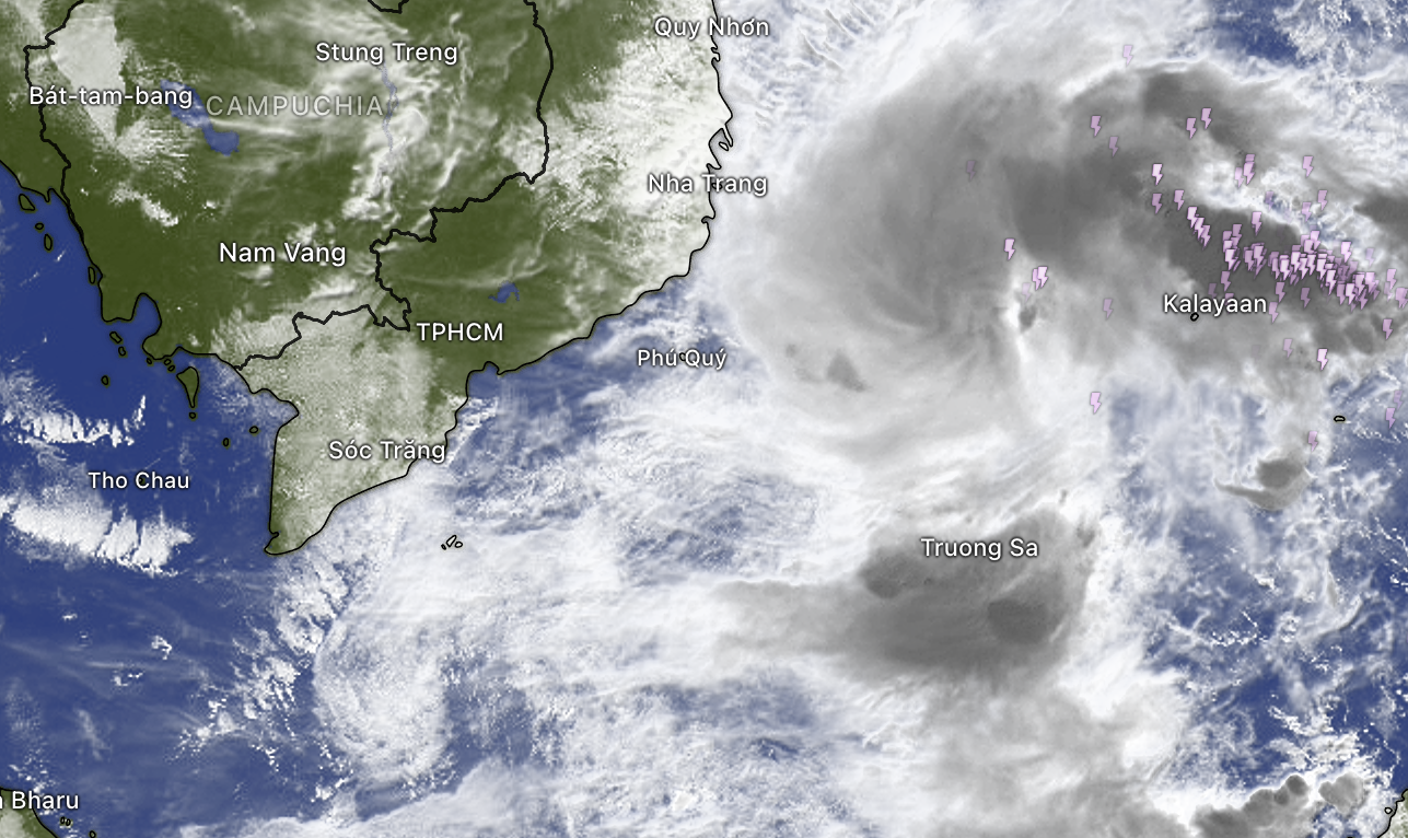 大块雷雨云正移向庆和-胡志明市，中南地区大雨，南部海域大浪