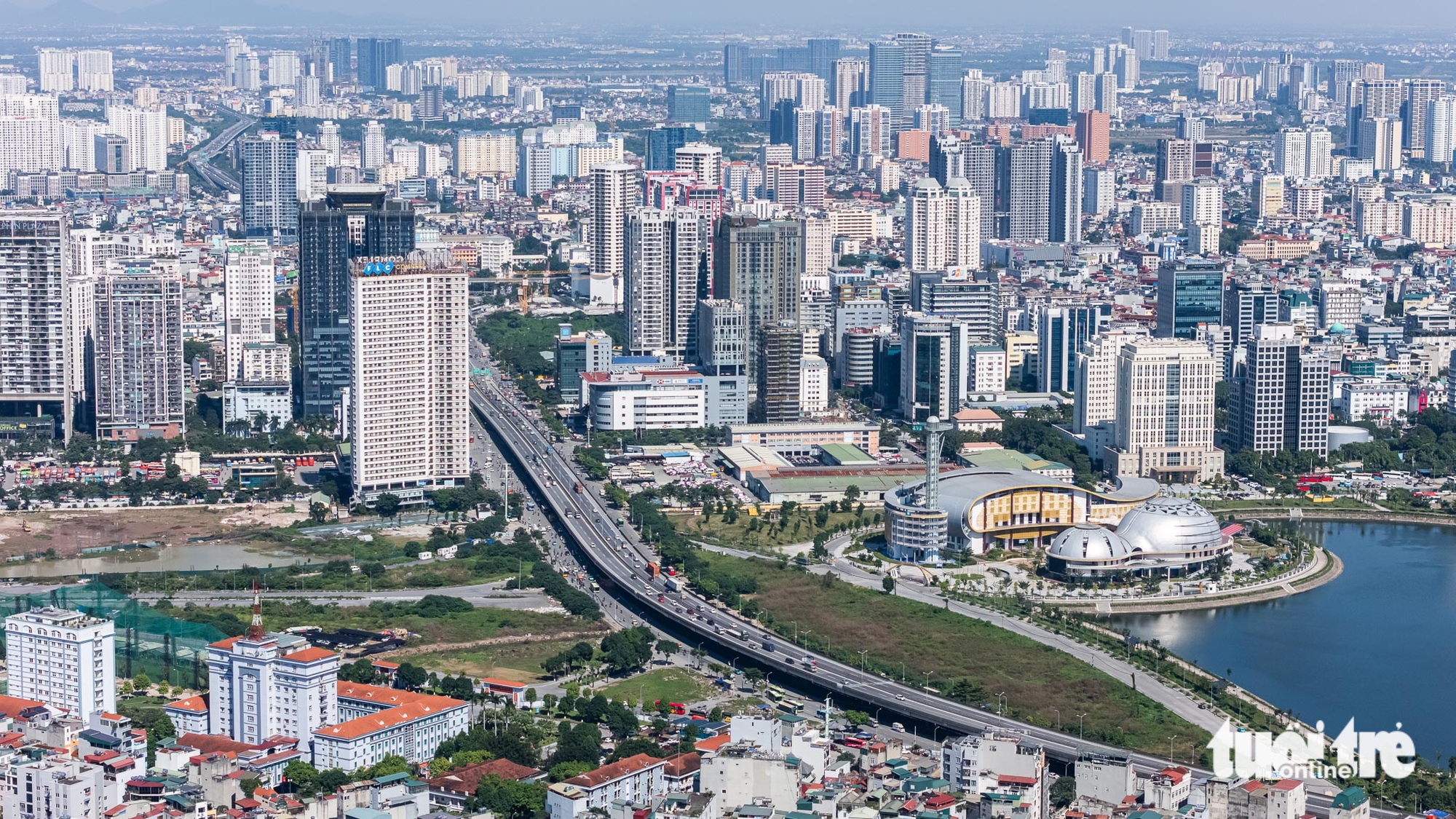 首都居民在连续多日污染警告紫色后外出'呼吸'新鲜空气