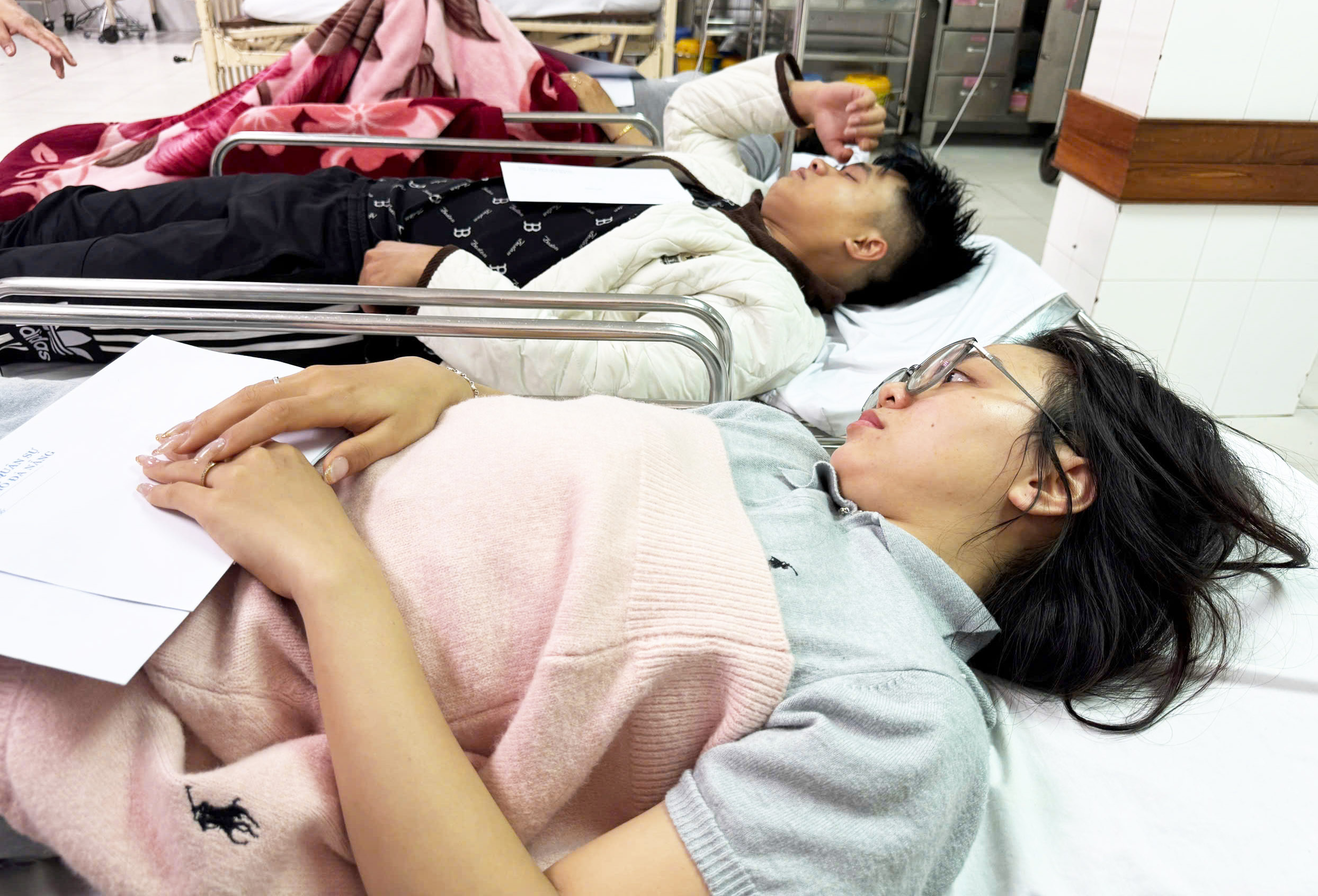 岘港高速公路上客车与牵引车事故中幸存者的叙述