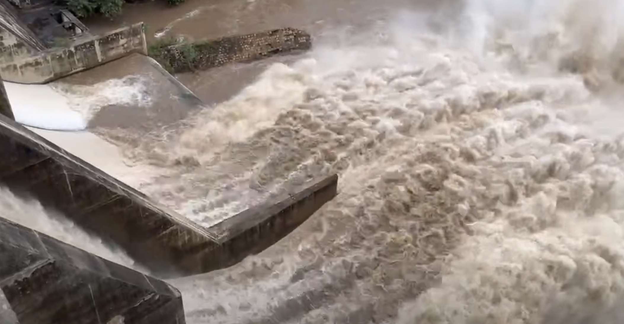 龙河水库泄洪创纪录，淹没海口十余艘渔船