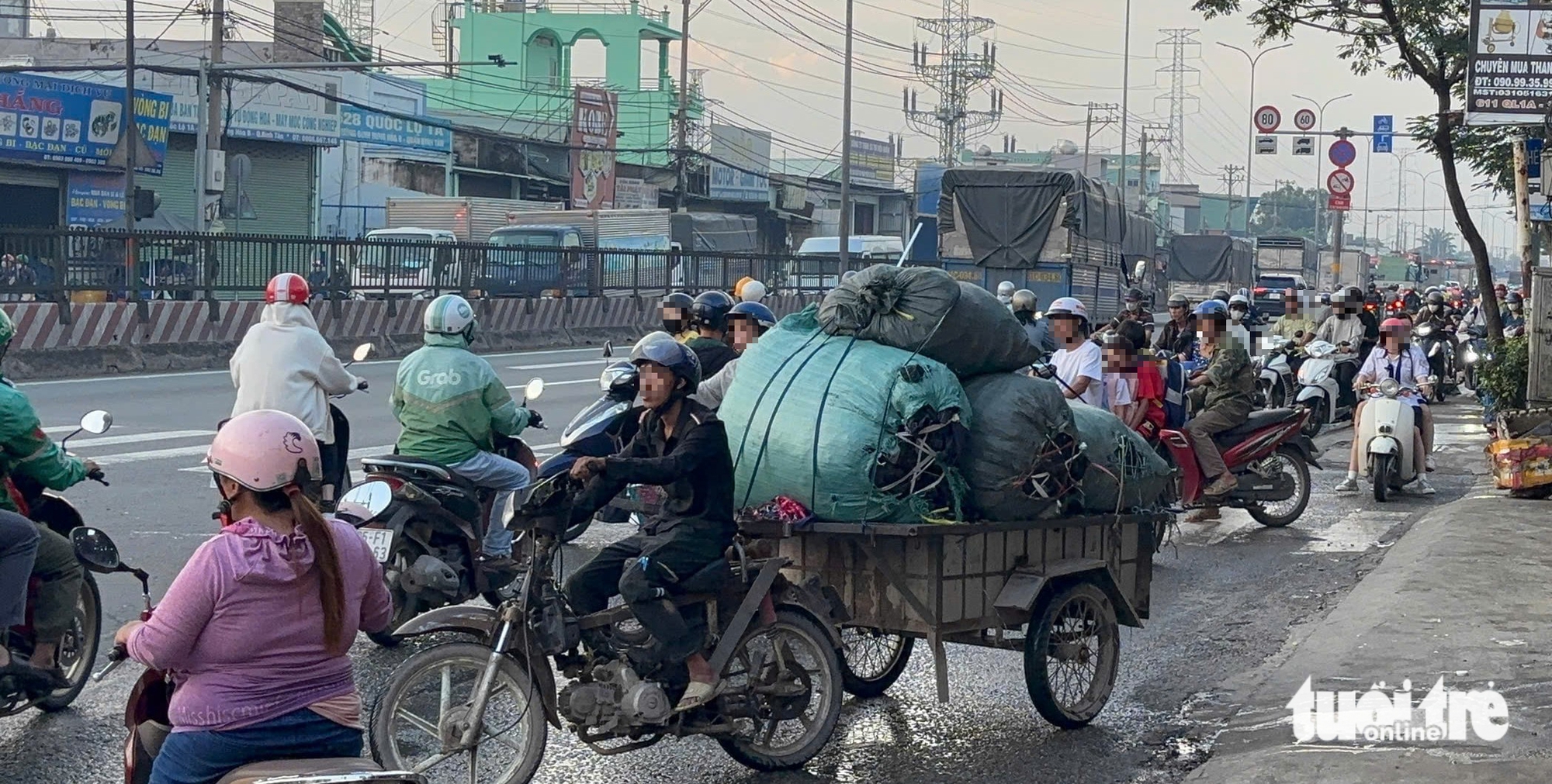 胡志明市摩托车排队逆行，多条道路成为违规者的专用车道