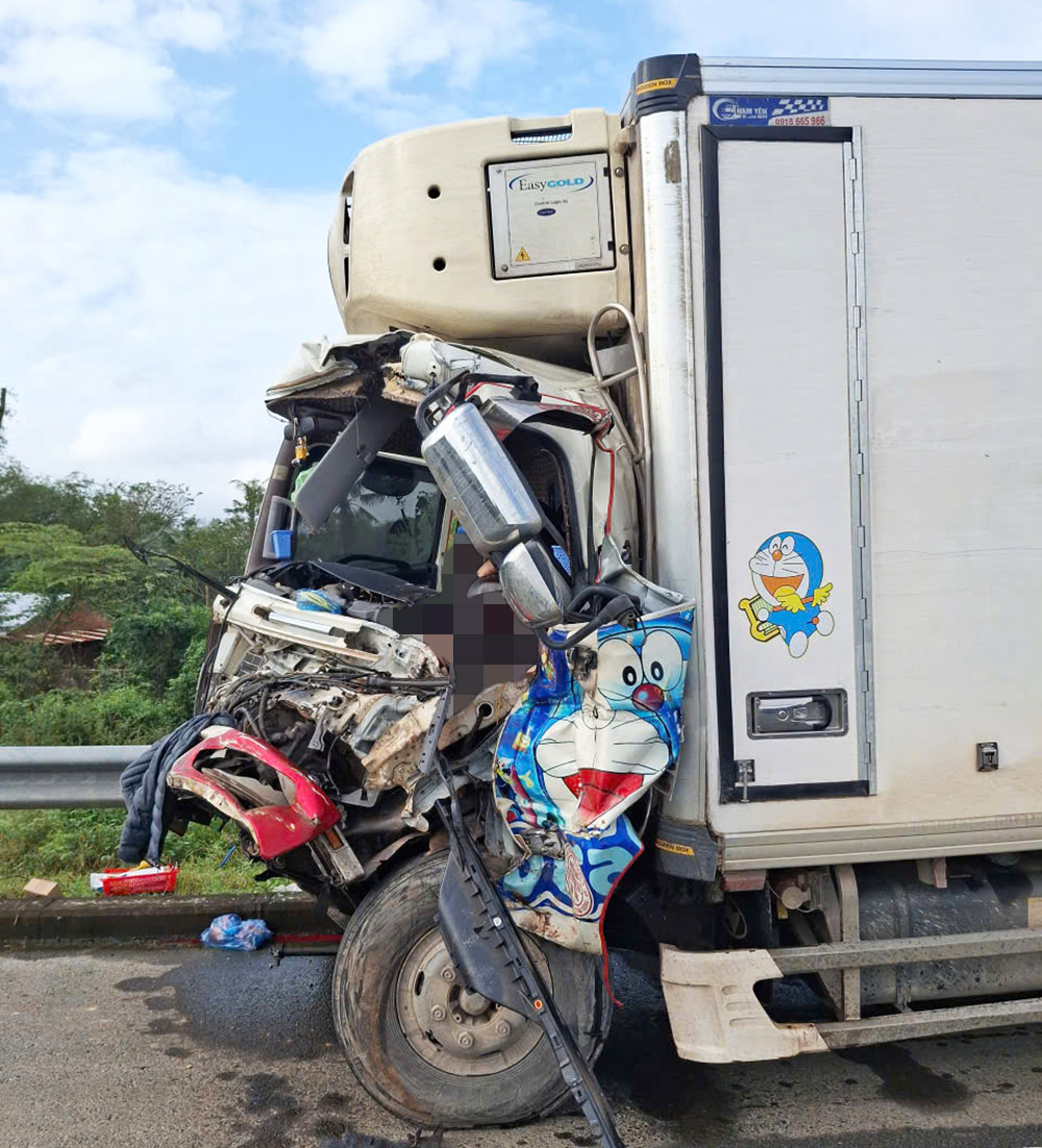 高速公路上与牵引车相撞，货车司机被困驾驶室死亡