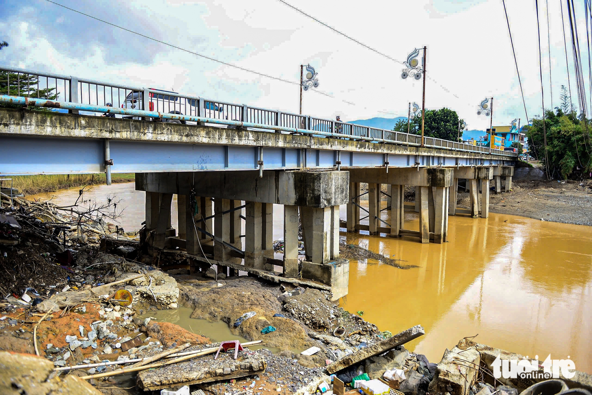 洪水过后，达尼姆许多民房濒临倒塌入河