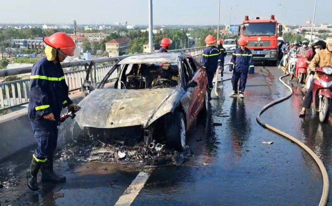 Rạch Miễu桥上汽车熊熊燃烧