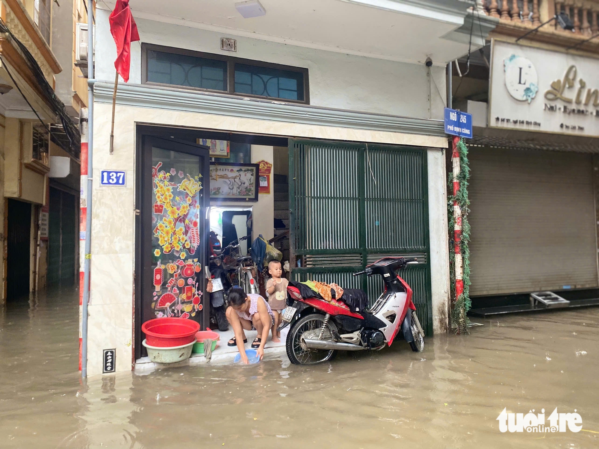 为什么河内多条街道在8月26日早晨被淹没在‘汪洋大海’中？