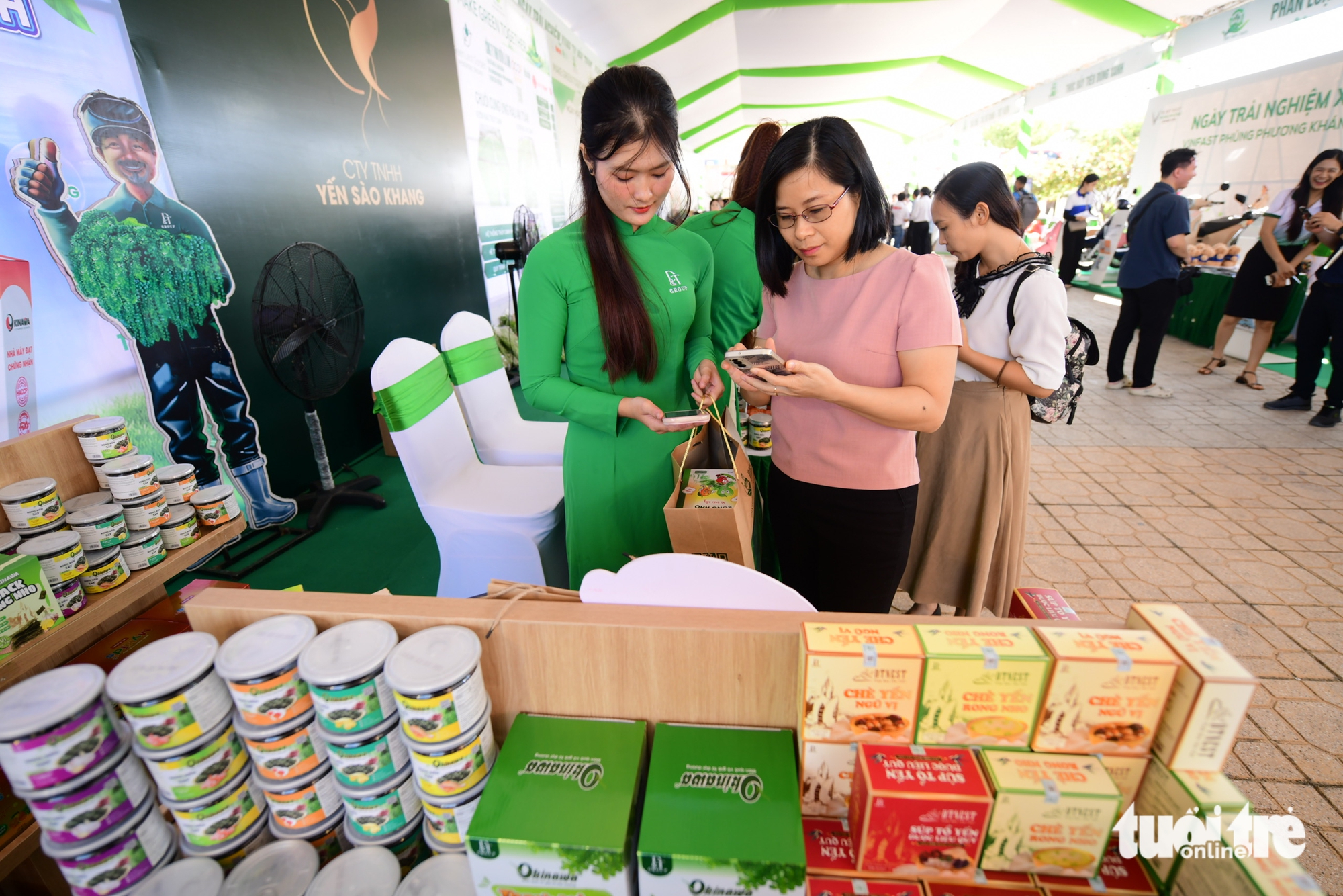 超过1200名游客探索庆和省绿色体验日，乘坐电动汽车，用垃圾换礼物