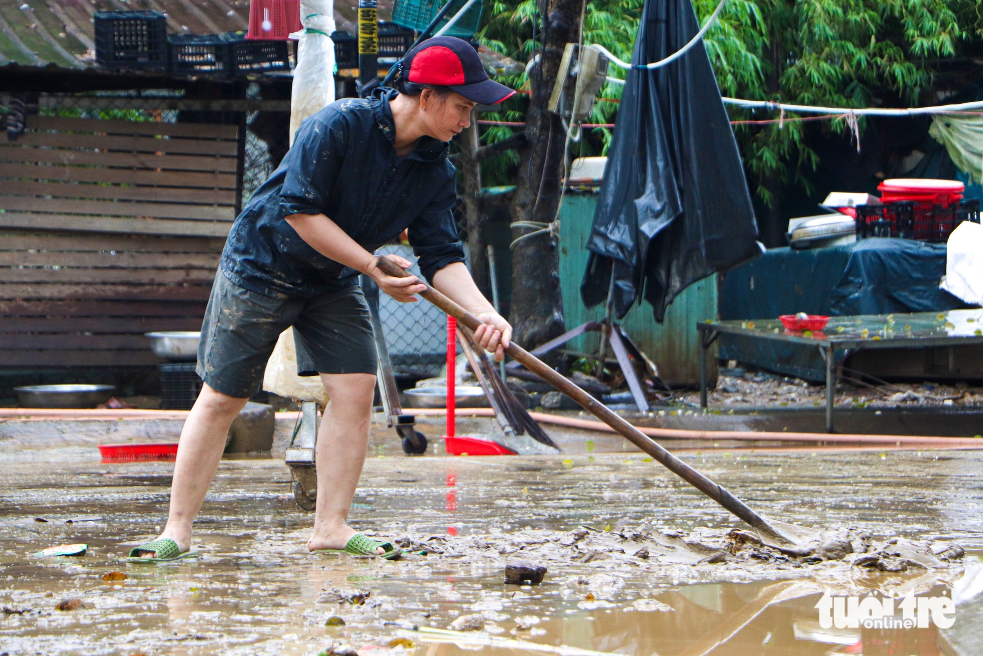 洪水过后两天，岘港小商贩仍在弯腰清淤，因巨大损失而茫然