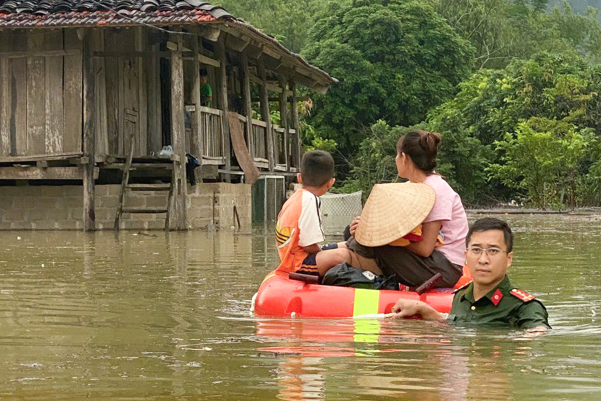 洪水超过三级警报，谅山多处被淹没在水中