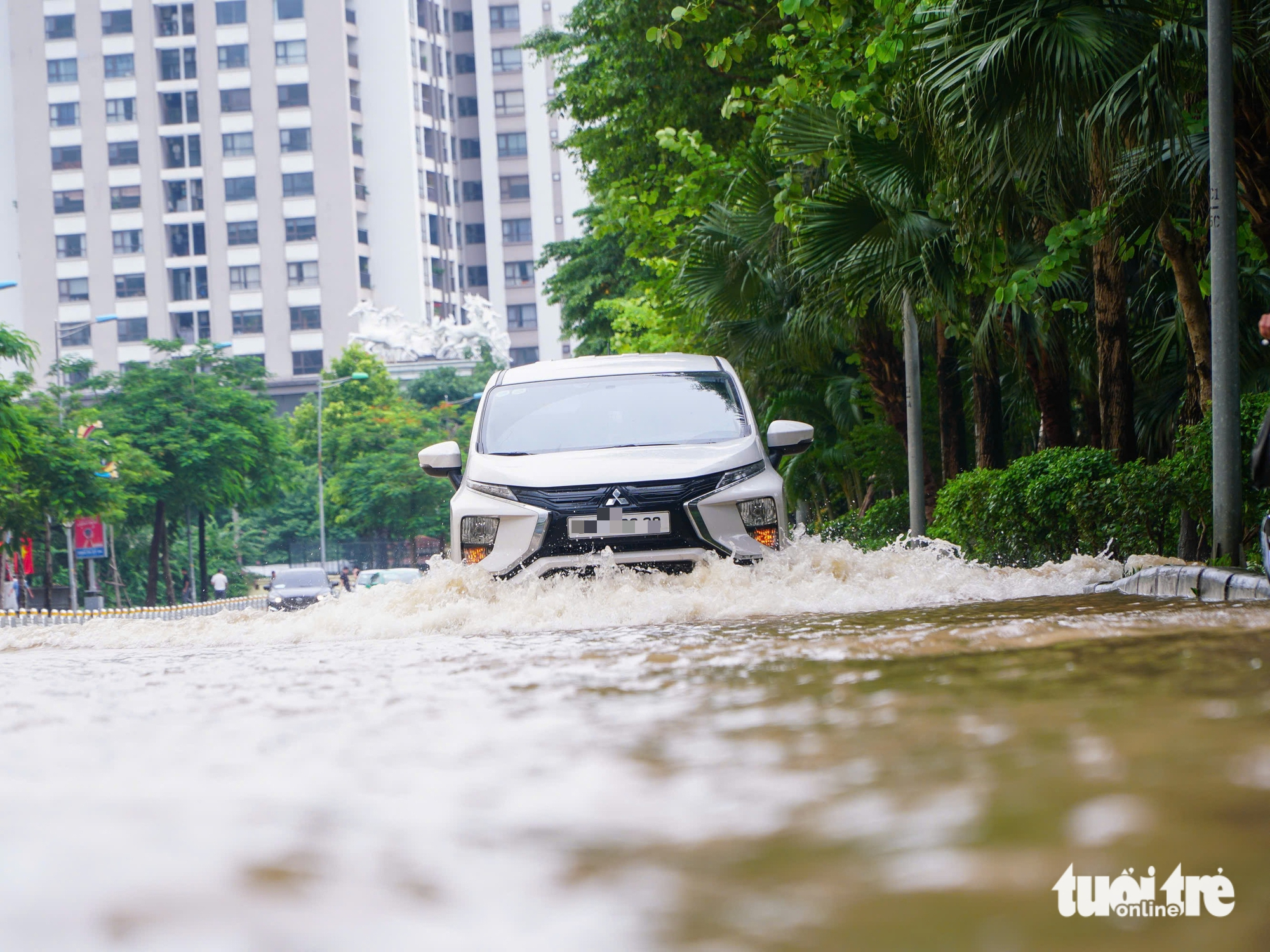 河内各地仍积水严重，修车工在积水点“驻扎”修理熄火车辆
