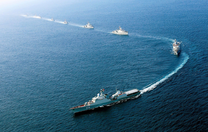 海军舰艇在海上进行阅兵队形训练