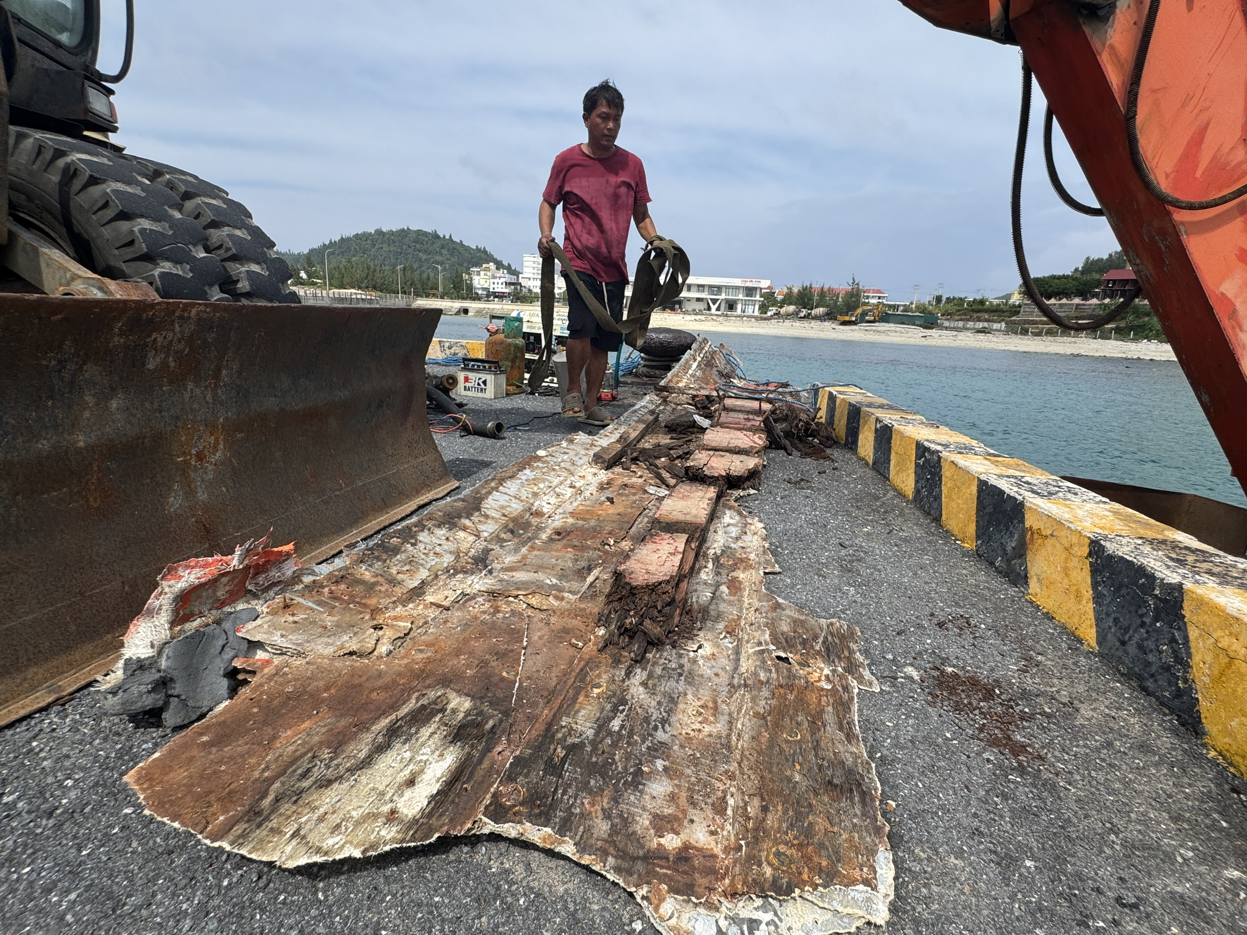 救援船船长‘撞船入港’以救10人的决定
