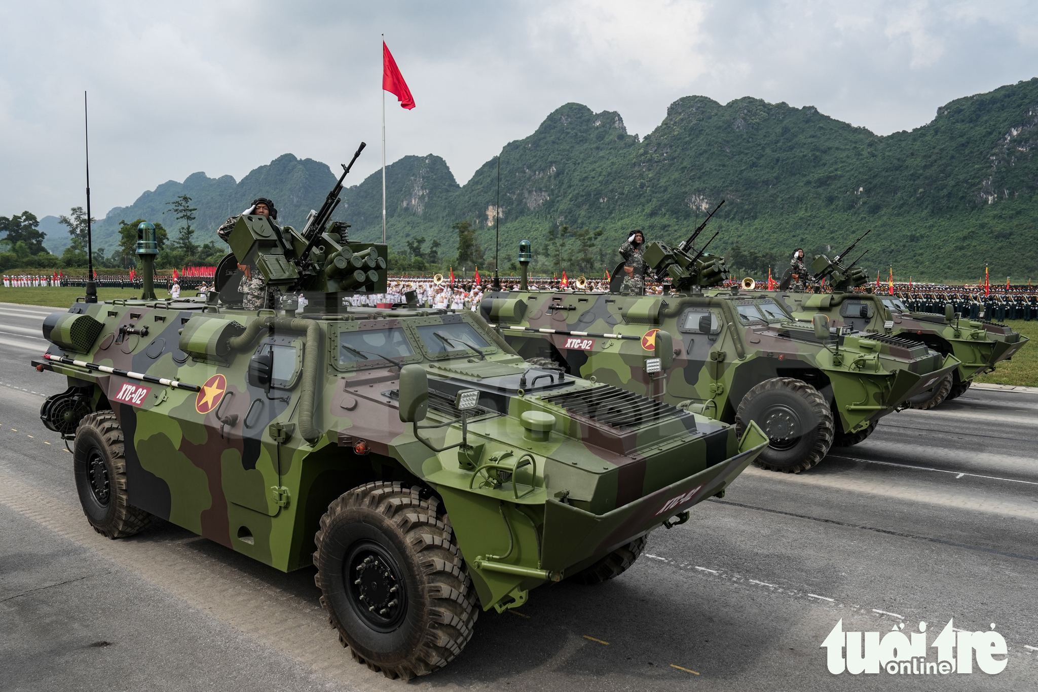 帮助A80阅兵中重型装备在沥青路面上平稳滑行的'小而有力'的细节