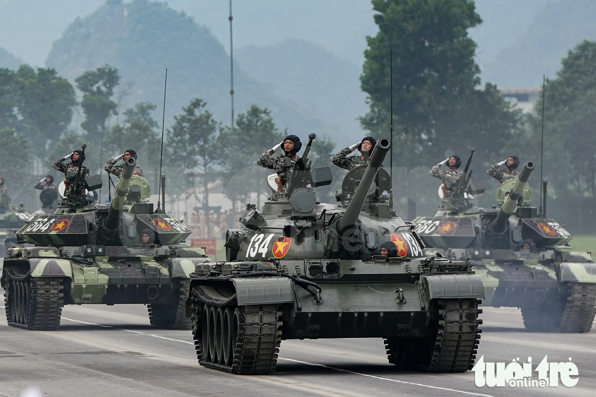帮助A80阅兵中重型装备在沥青路面上平稳滑行的'小而有力'的细节