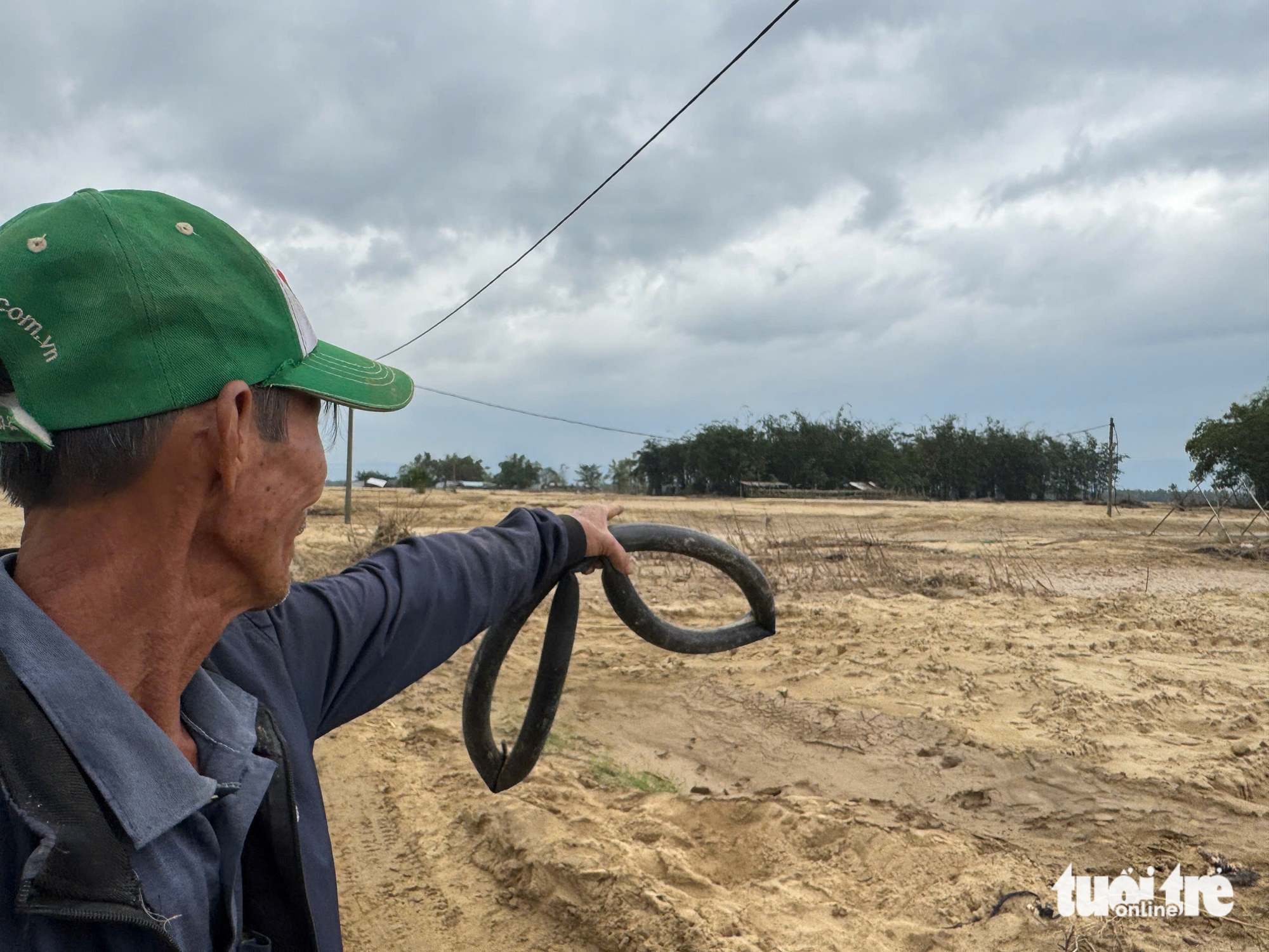 武嘉河沿岸农作物土地被洪水淤积1-1.5米，大禄洪水中心农民'哽咽哭泣'