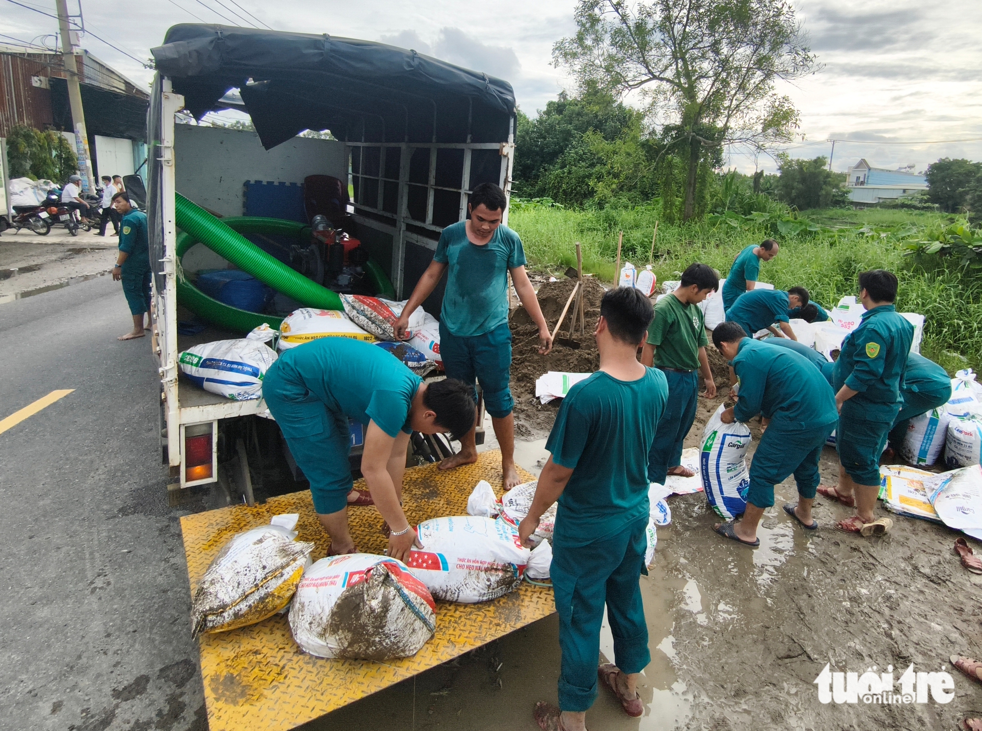 胡志明市巴点乡紧急在邓功炳路筑沙袋阻挡潮汐