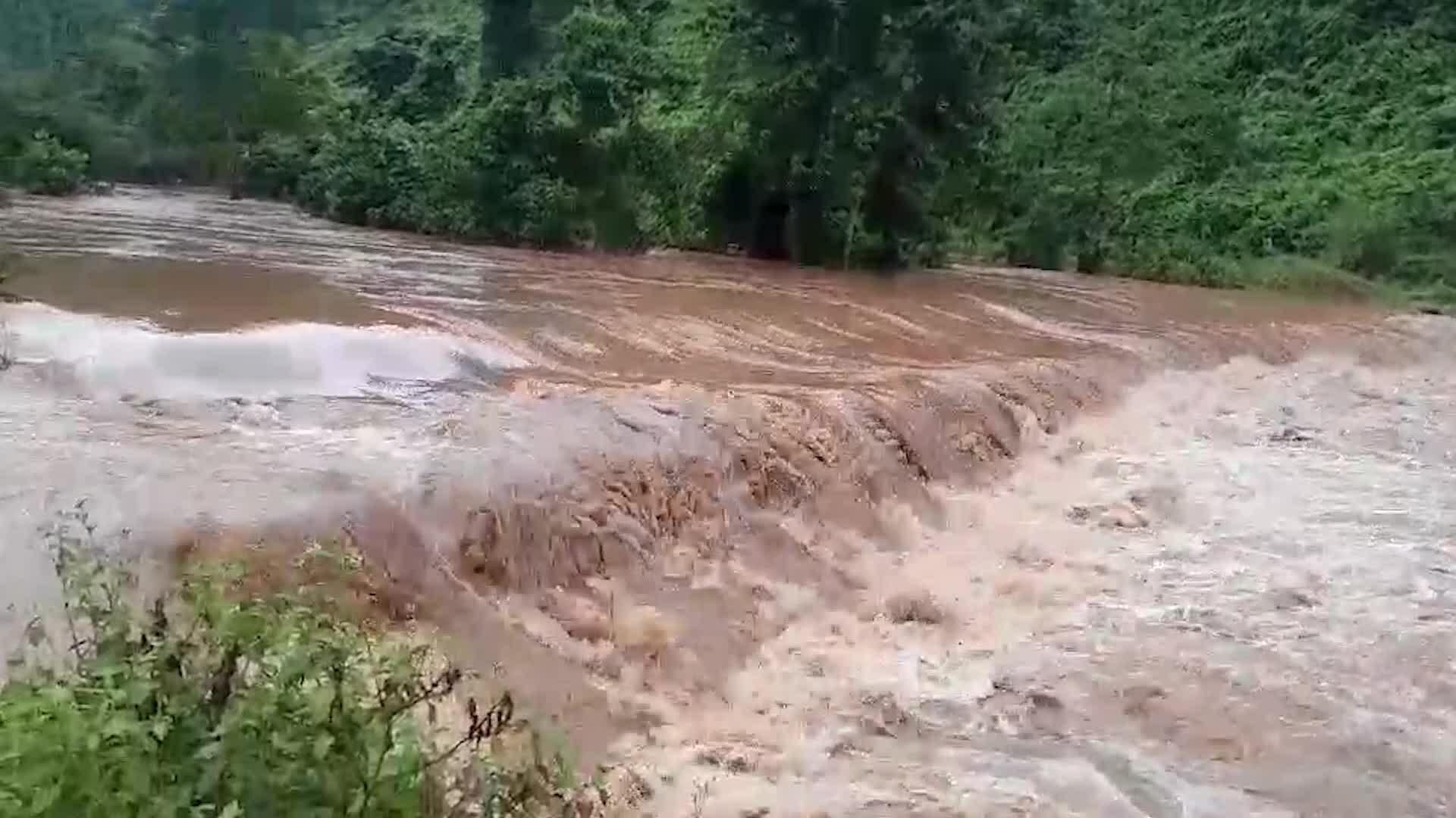 大雨切断中部许多村庄
