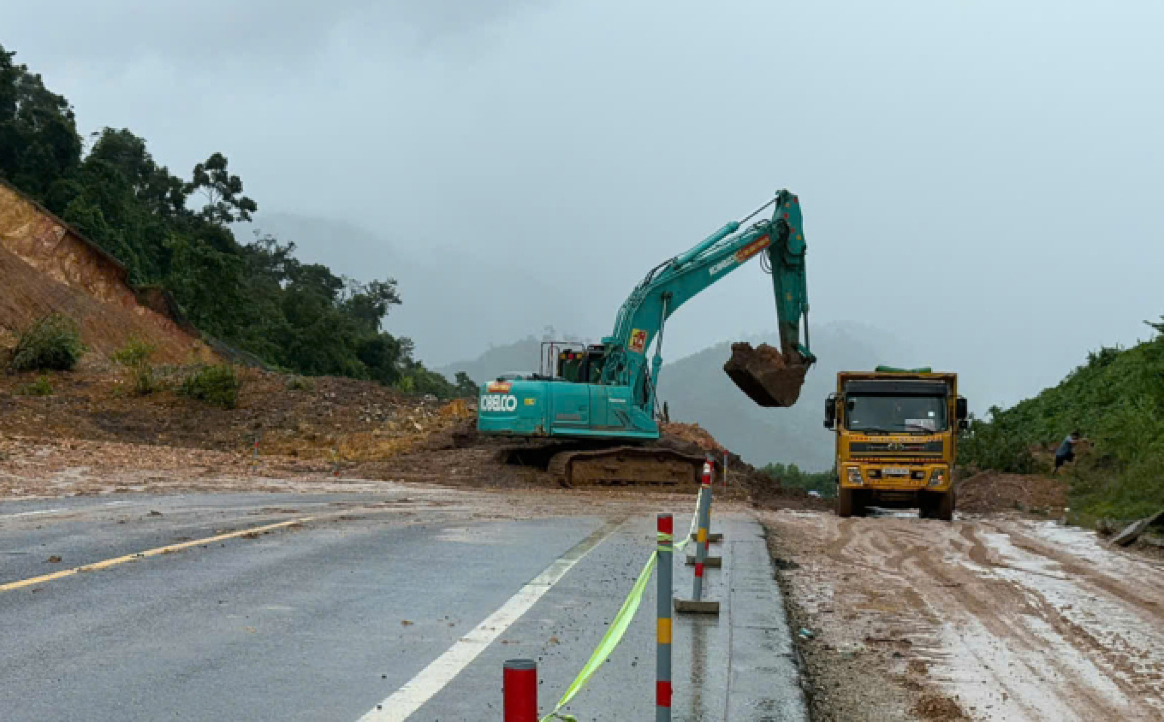 胡志明高速公路穿越中部地区继续发生滑坡