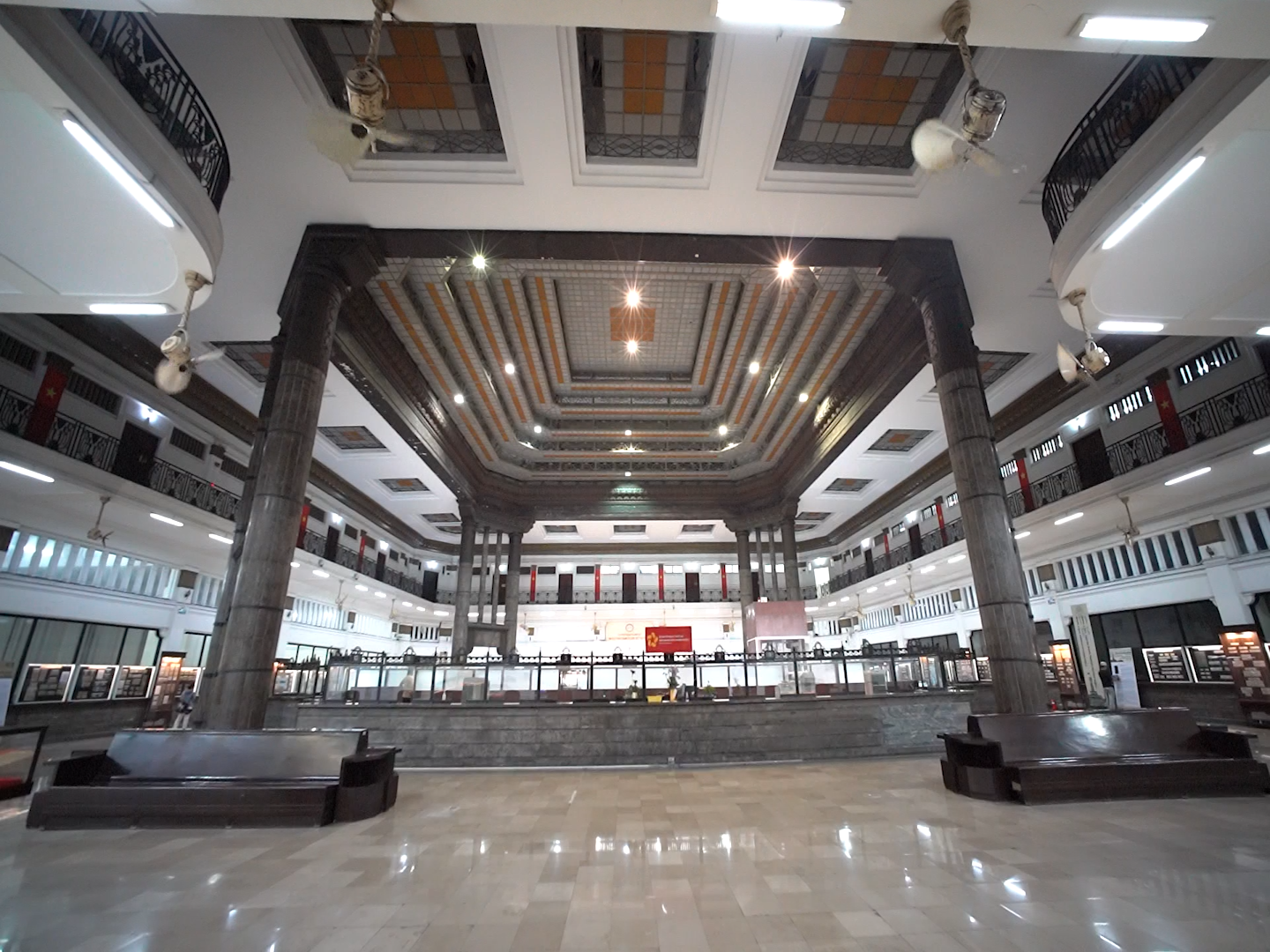 周末悠闲参观国家银行的越南货币展览