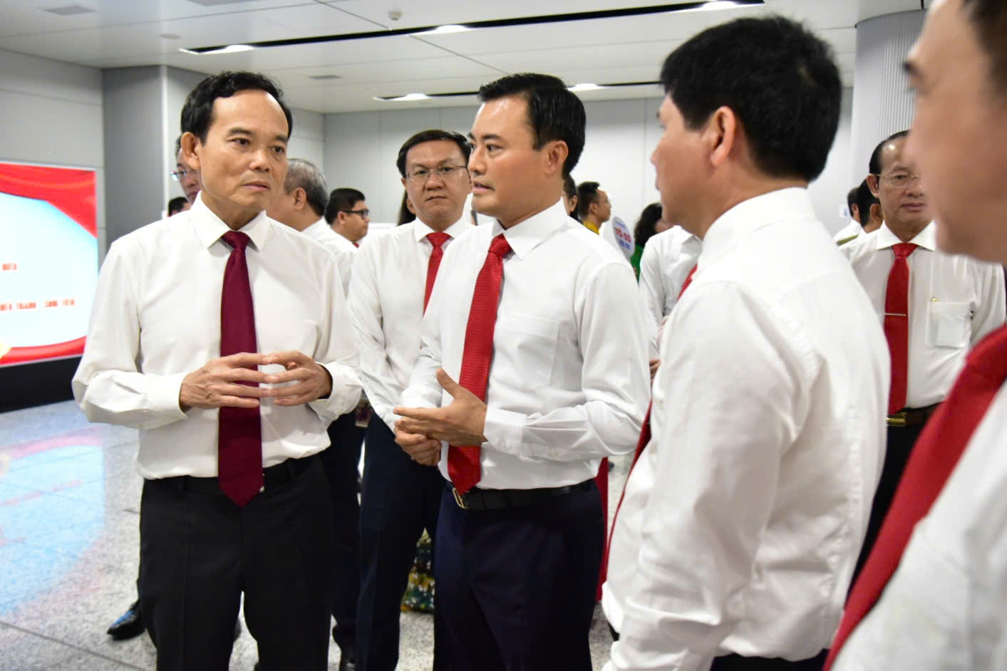 市委书记陈留光与胡志明市代表团在党代会前夕参观1号线地铁