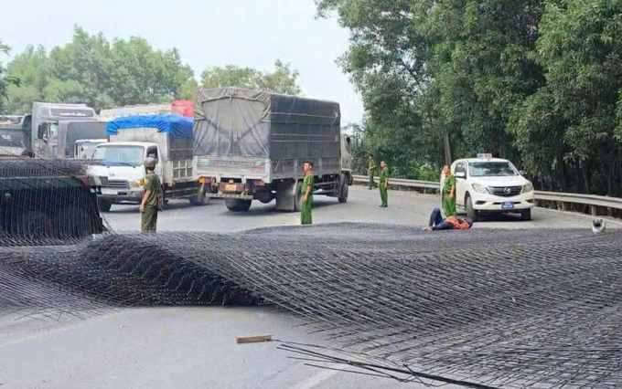 数吨钢材从集装箱掉落，砸中骑摩托车的男女