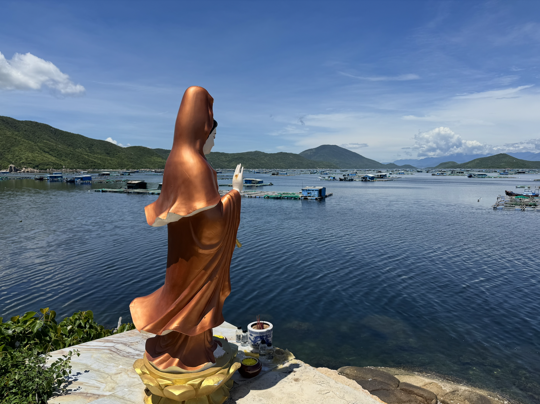 云峰湾最美丽的寺庙：四面环海，尽情打卡迎风