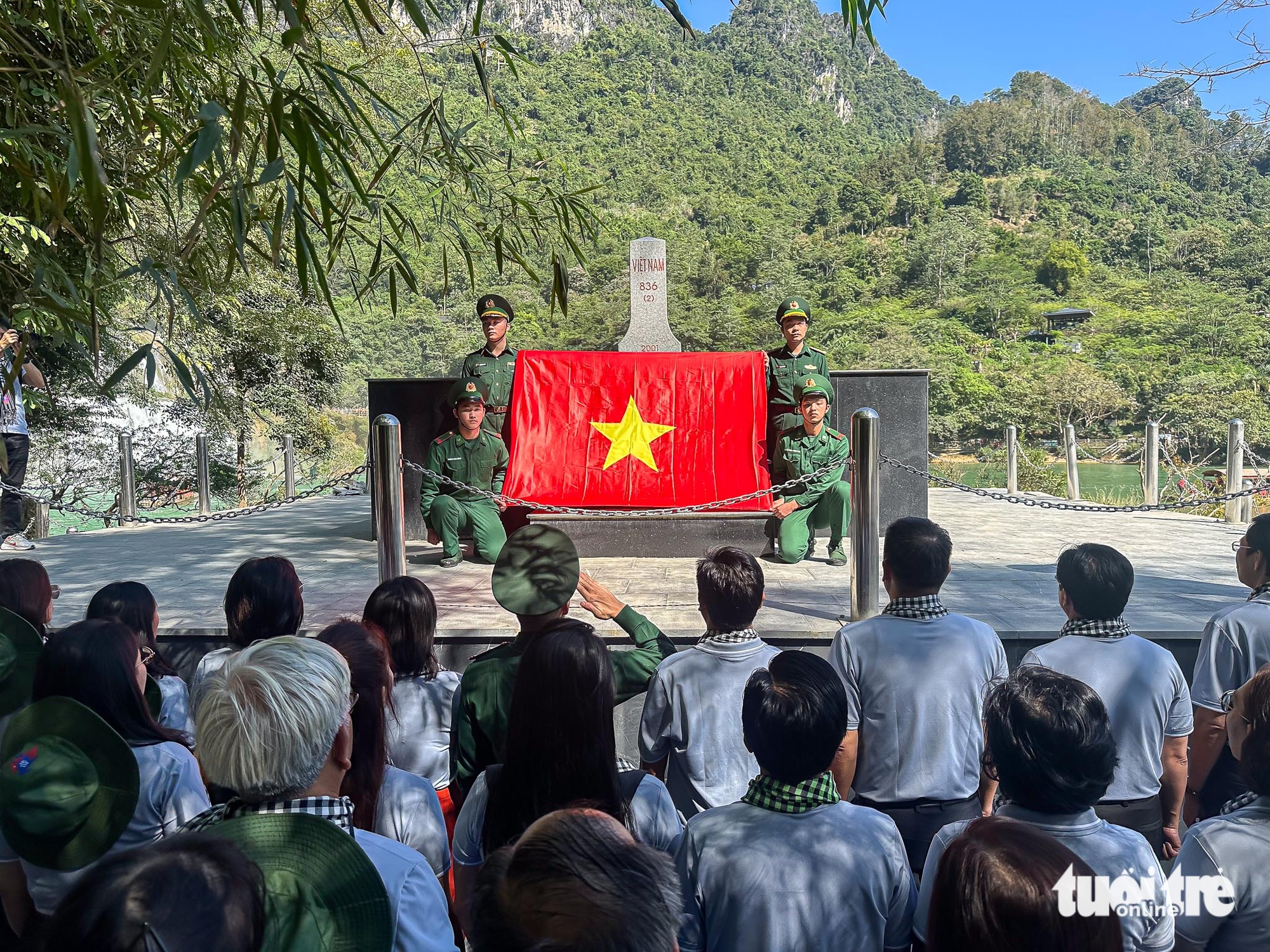 胡志明市宣传与新闻代表团访问并赠送礼物给高平省边防战士和边境居民