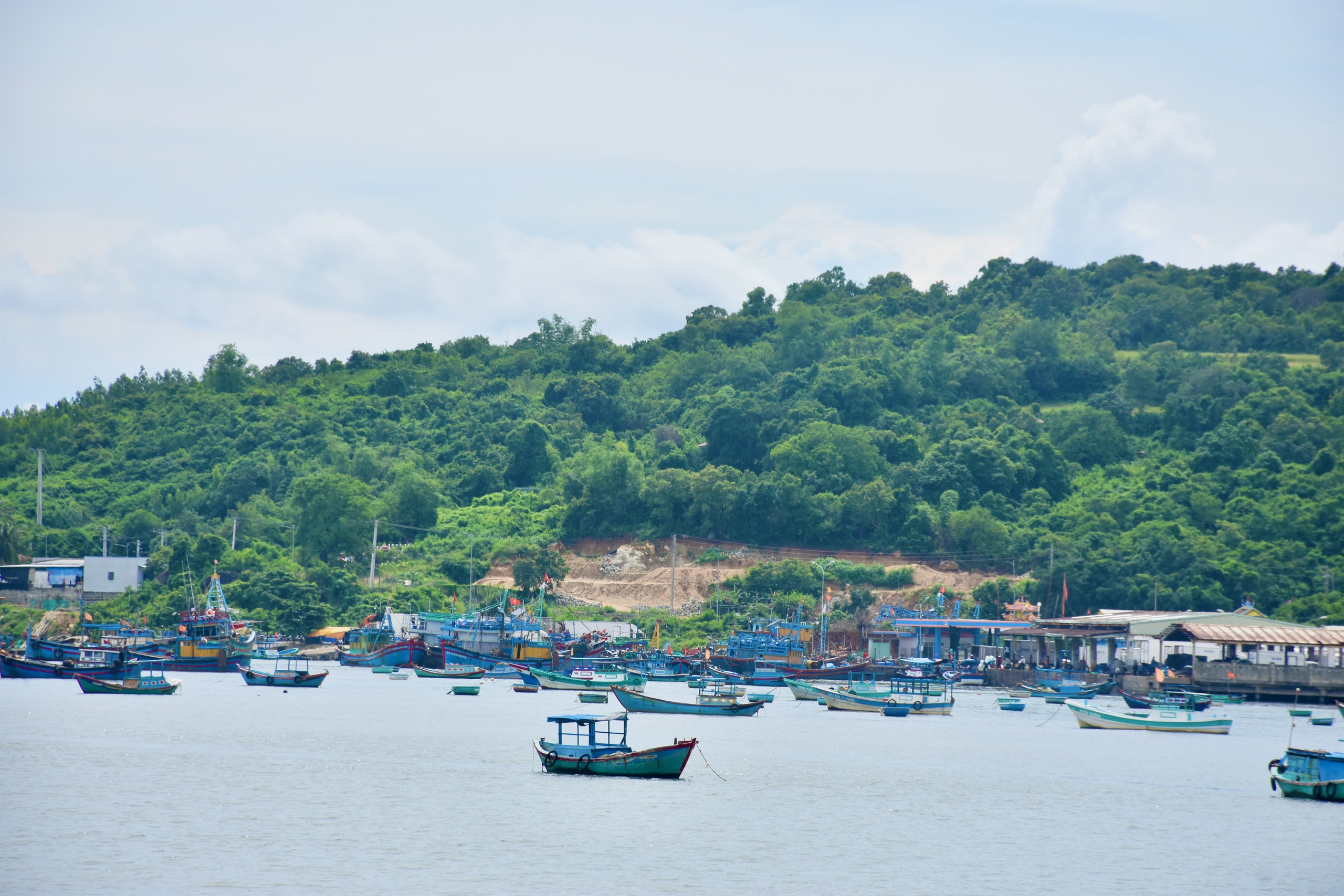 得乐省呼吁船只避风，将网箱上人员带上岸