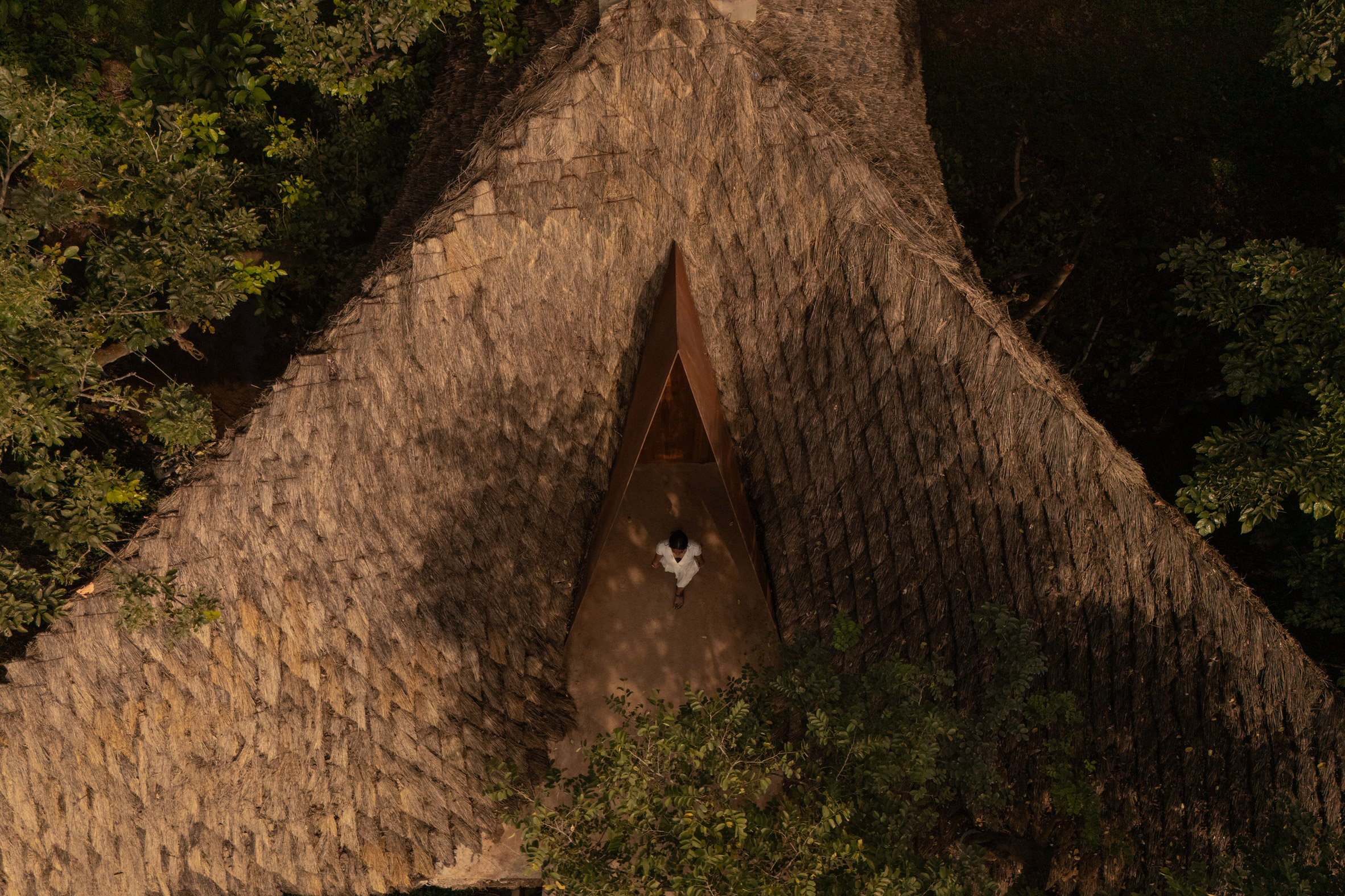 跨越水沟的桥梁房屋，带有奇特泥草制成的'穿山甲鳞片'