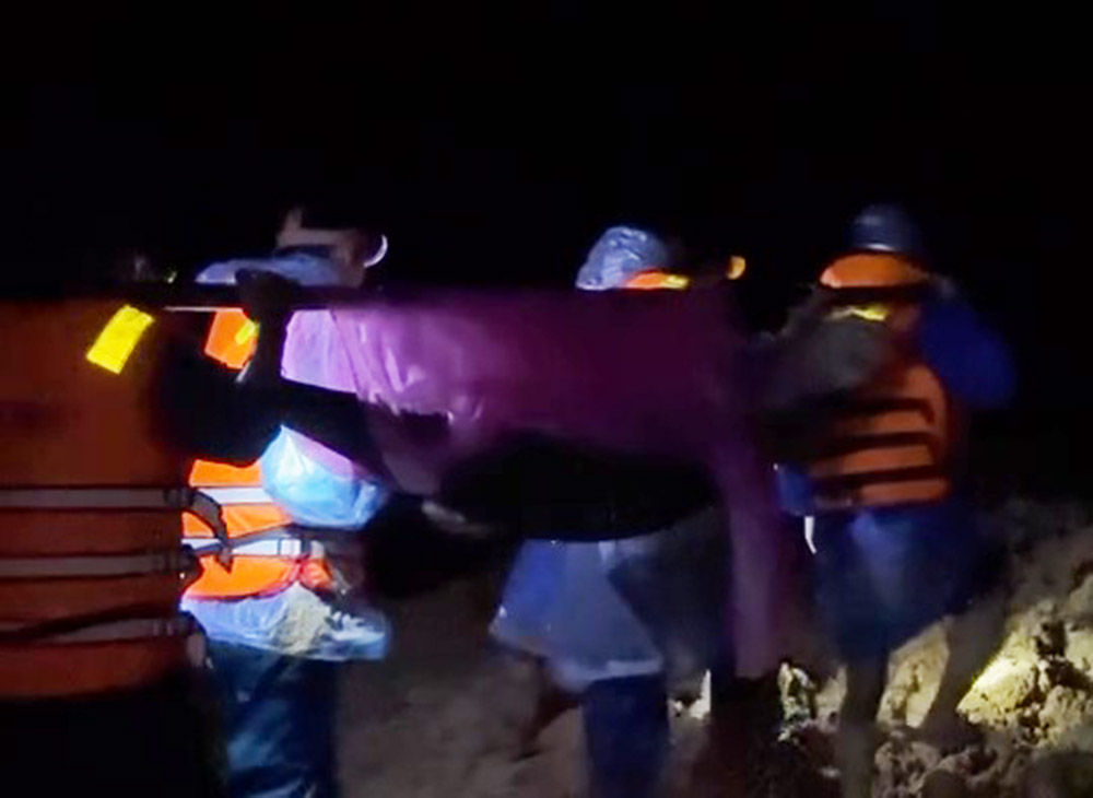 连夜跋涉20公里抬送三名山体滑坡伤员前往急救