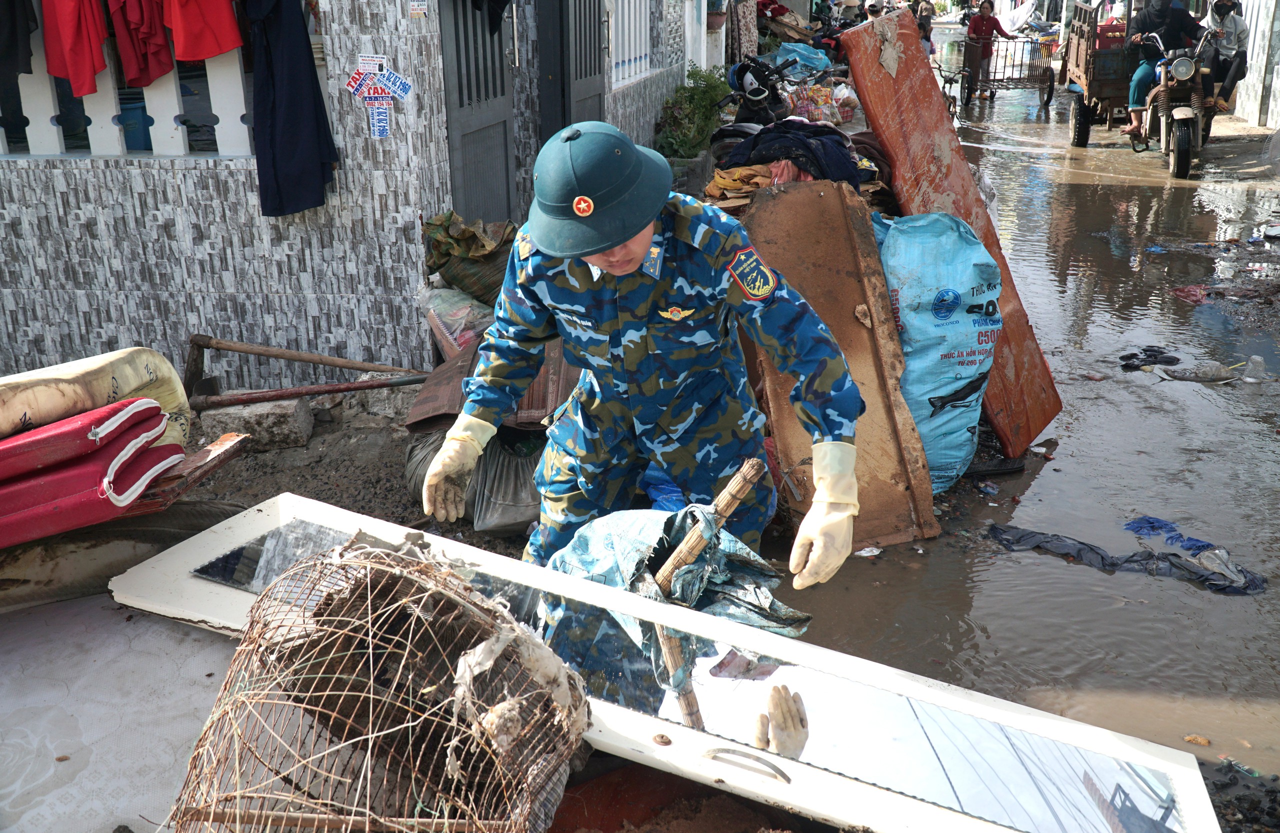 龙河水库前所未有地泄洪：联香居民许多财产随洪水流失